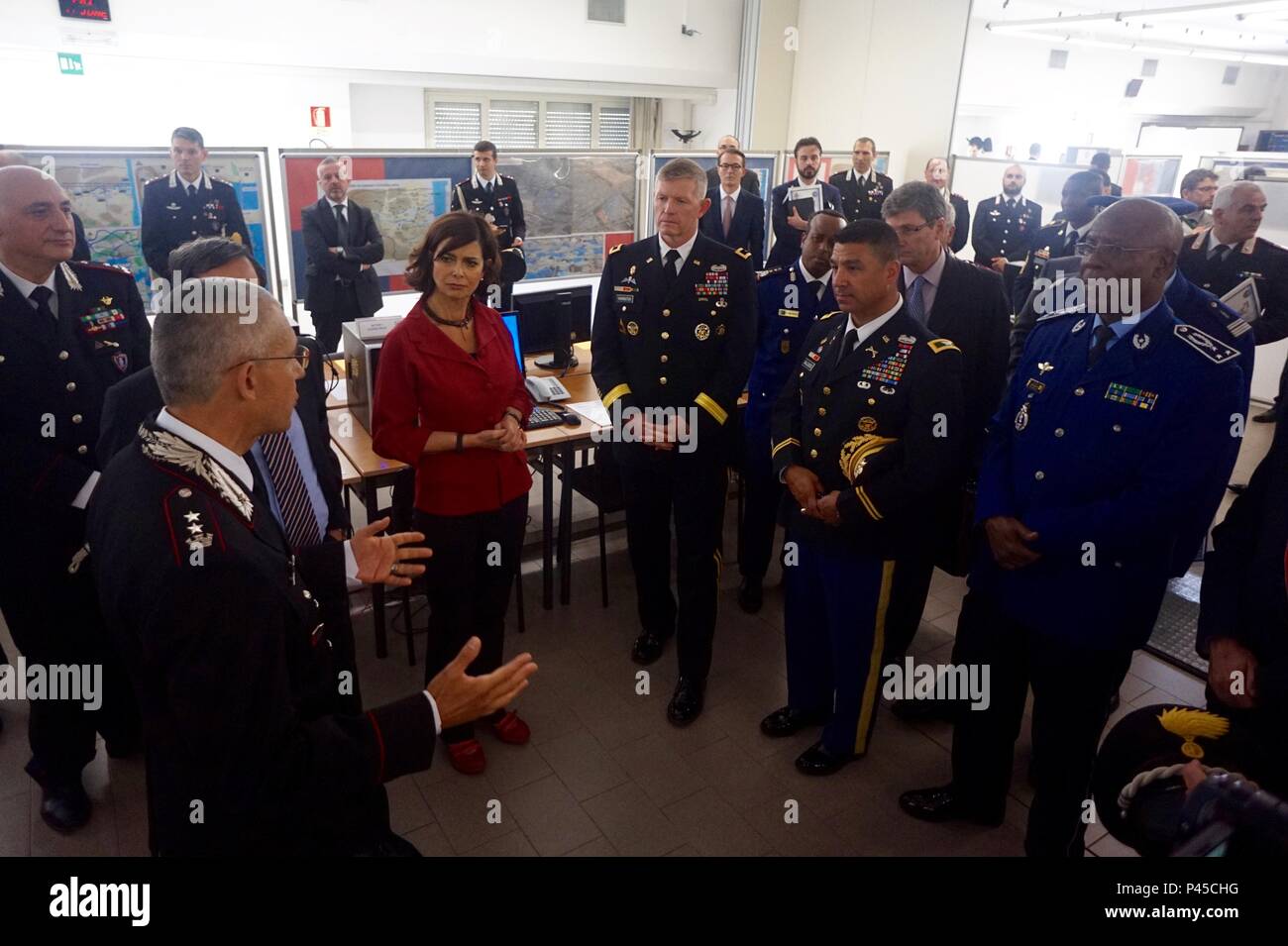 (Von links) Laura Boldrini, Sprecherin der Abgeordnetenkammer des italienischen Parlaments, Generalmajor Joseph Harrington, kommandierender General der US-Armee Afrika; Kol. Darius Gallegos, stellvertretender Direktor des Center of Excellence für Stabilität der Polizei; und Gen. Mamadou Gueye Faye, der Kommandant des senegalesischen Gendarmerie Kräfte, erhalten ein Briefing von CoESPU Personal 17. Juni über die künftige Übungen in Vicenza, Italien stattfinden werden. Die Übungen sind Teil einer Initiative, die die Organisation für Sicherheit und Zusammenarbeit in Europa auf eine Verringerung des Menschenhandels entlang den Wanderrouten, und Wil Stockfoto