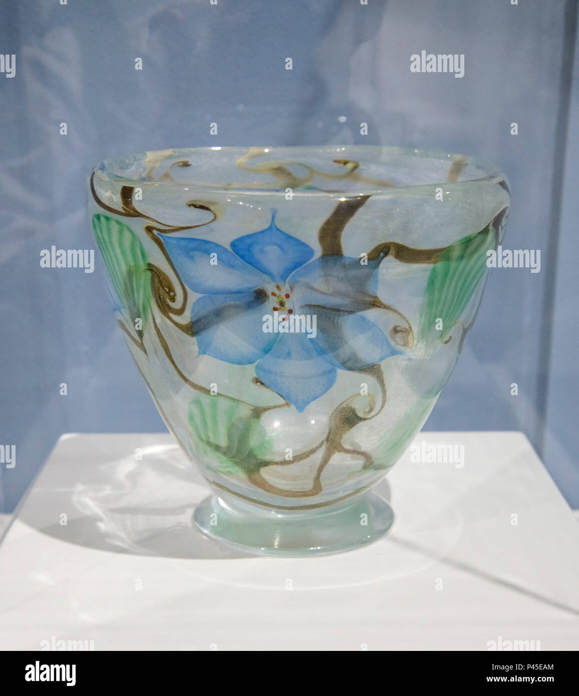 Louis Comfort Tiffany. Im frühen 20. Jahrhundert. Florale Briefbeschwerer aus Glas. Stockfoto