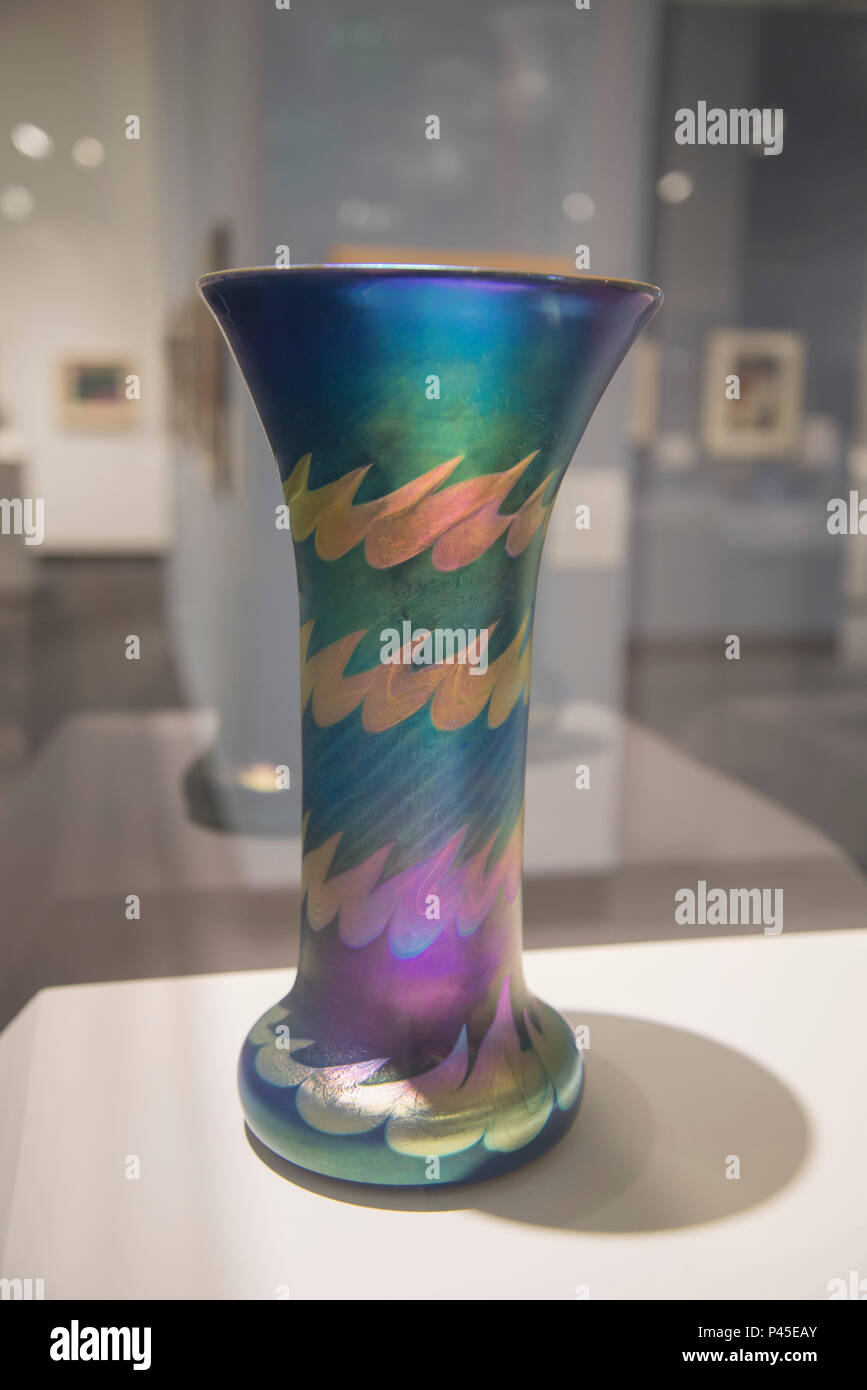 Handgefertigte favrile glass vase von Louis Comfort Tiffany. Stockfoto
