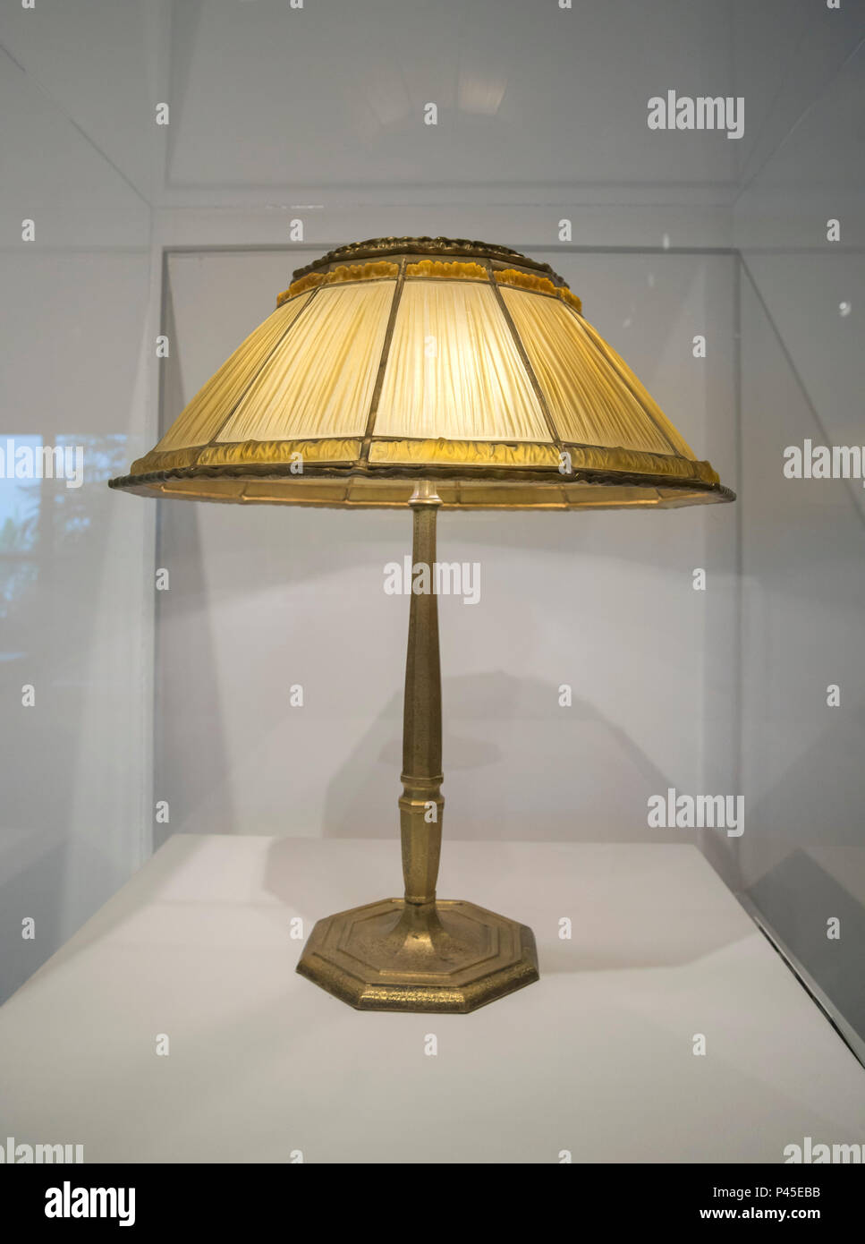 Linenfold Tischleuchte von Louis Comfort Tiffany, Anfang des 20. Jahrhunderts. Stockfoto