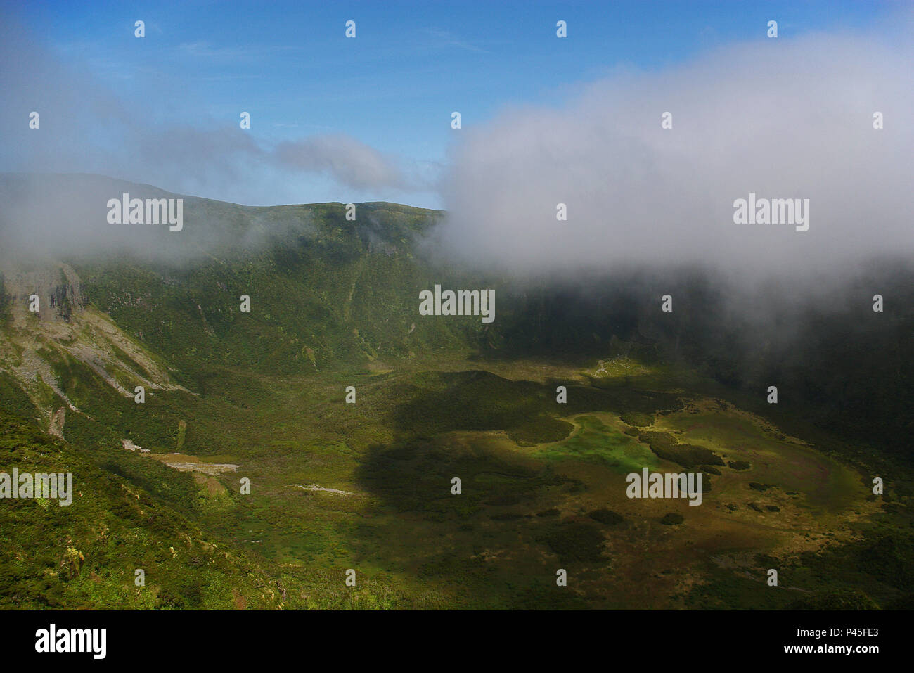 Die Caldera des Vulkans Cabeco Gordo auf der Insel Faial (Azoren) teilweise verpackt in aufsteigender Wolken Stockfoto