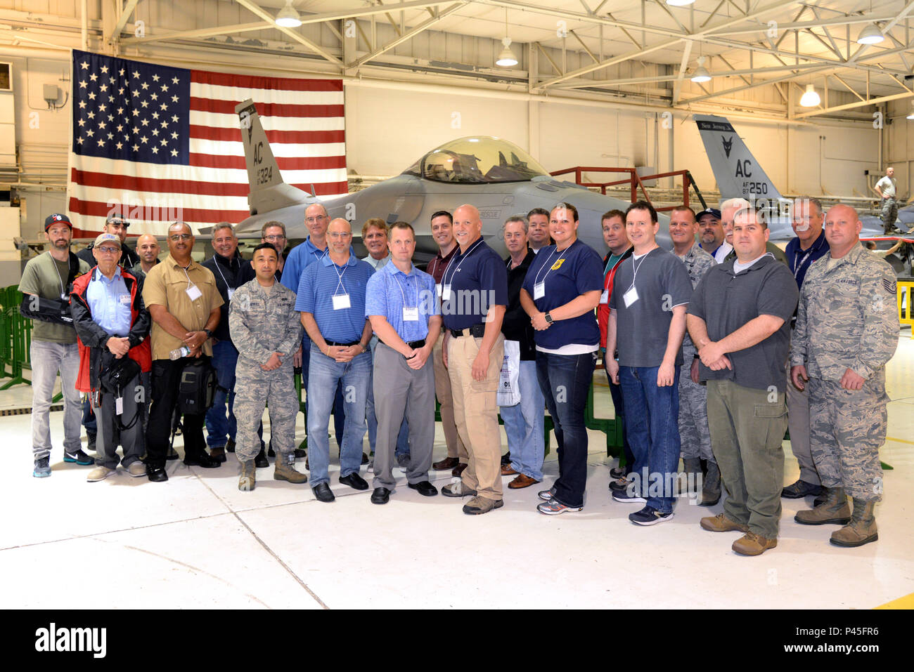 Teilnehmer der 177th Fighter Wing Arbeitgeber Anerkennung Tag für ein Gruppenfoto vor der US Air Force F-16C Fighting Falcon Static Display an der 177th Fighter Wing des New Jersey Air National Guard darstellen, in Egg Harbor Township, New Jersey am 16. Juni 2016. Die 177Th FW Arbeitgeber Anerkennung Tag ist durch das NJ Arbeitgeber Unterstützung des Schutzes und der Reserve gefördert und versucht, eine Kultur, in der die Arbeitgeber unterstützen und die Beschäftigung und Militärdienst von New Jersey Air National Guard unit Mitglieder Wert zu fördern. (U.S. Air National Guard Foto von Master Sgt. Andrew J. Moseley/Freigegeben) Stockfoto