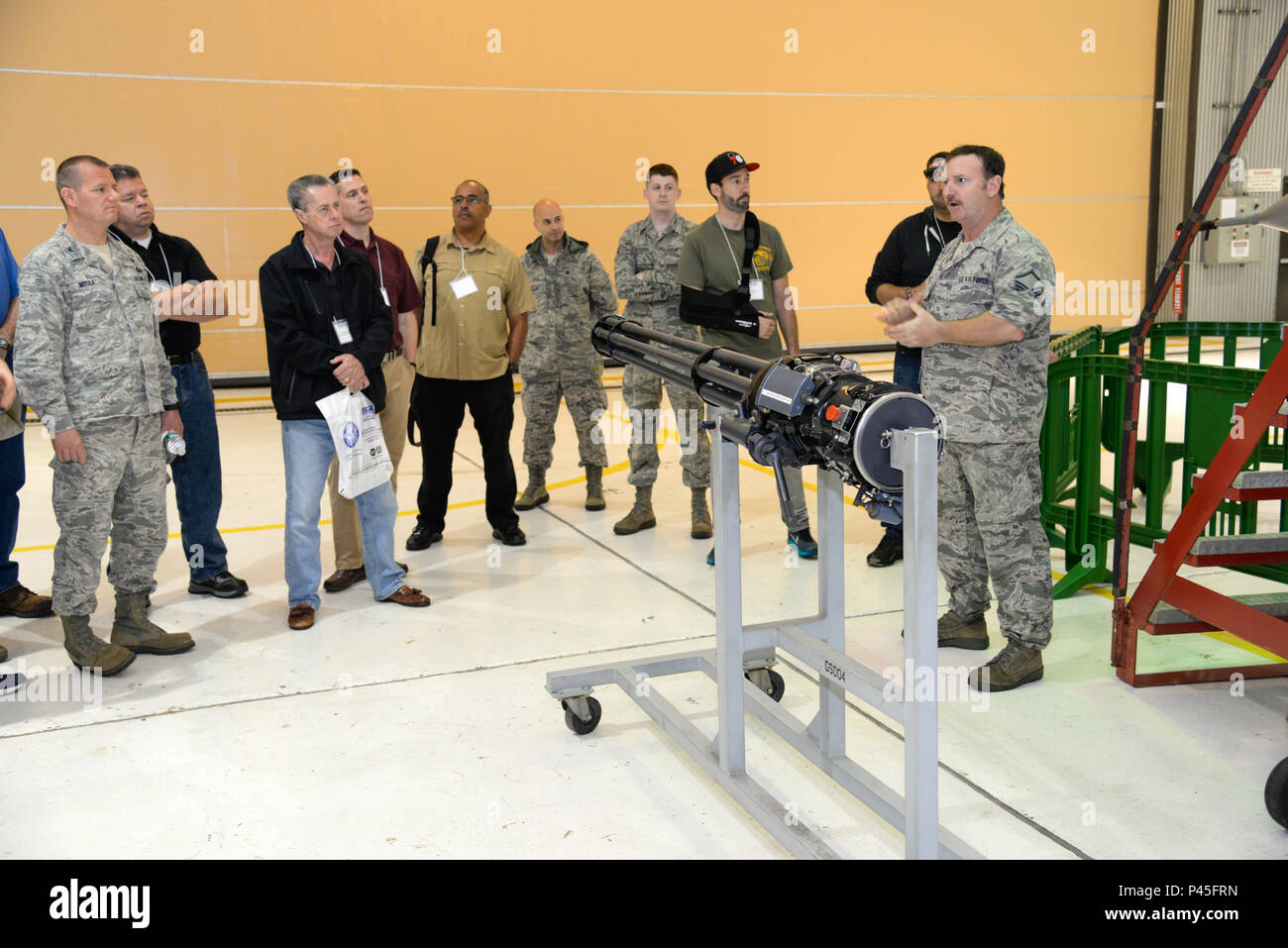 Us Air Force Master Sgt. Frank Beck, Waffen element NCOIC mit 177Th die New Jersey Air National Guard Fighter Wing, spricht zu einer Gruppe von Arbeitgebern über die Möglichkeiten des M61 A1 20 mm "Vulcan" Cannon vor einem US Air Force F-16C Fighting Falcon Static Display in der Wartungshalle im Atlantic City Air National Guard Base, N.J. am 16. Juni 2016. Die 177Th FW Arbeitgeber Anerkennung Tag ist durch das NJ Arbeitgeber Unterstützung des Schutzes und der Reserve gefördert und versucht, eine Kultur, in der die Arbeitgeber unterstützen und die Beschäftigung und Militärdienst von New Jersey Air Nationa Wert zu fördern. Stockfoto