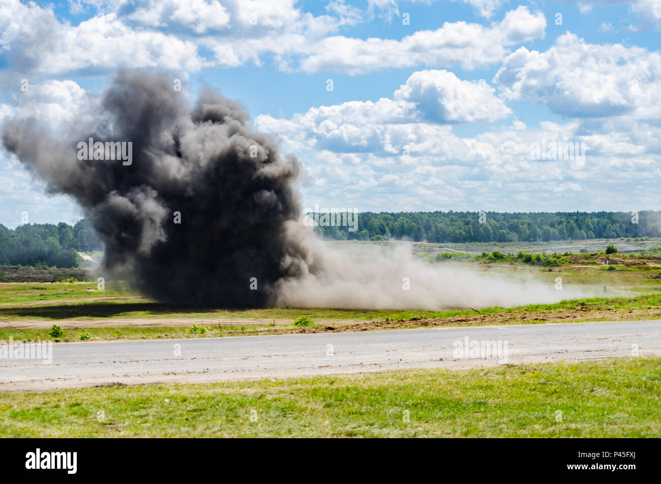 Eine Rakete Explosion Felsen die Landschaft während einer live Demonstration, 16. Juni 2016, an der Drawsko Pomorski Training Area in Polen. Eine Pressekonferenz und die Live-demonstration präsentiert die gemeinsamen Anstrengungen der multinationalen Streitkräfte während der Übung Anakonda 2016. Die Polnisch-led-Übung ist eine gemeinsame Aus- und Fortbildung, um die Interoperabilität, die für den Ausbau und die Stärkung der Bande zwischen den alliierten Nationen und Partner, Gewährleistung der kollektiven Sicherheit und Frieden in der Region. Stockfoto