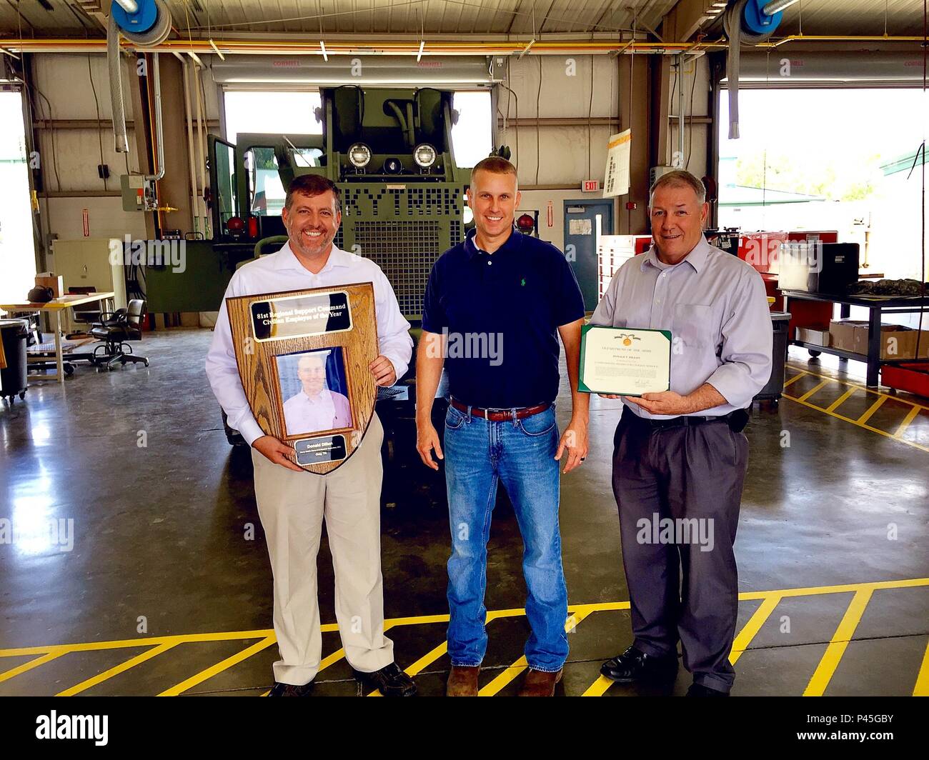 Der Bereich Wartung Support Activity (Amsa) 147 G Shop Supervisor Donald Dillon seine Plakette für 81 regionale Unterstützung Befehl Zivile des Jahres im Juni erhalten. 81. Regionale Unterstützung Befehl Direktor der Logistik Ardis Ferguson und sein Stellvertreter, Gregg Charvoz präsentiert Dillon die Auszeichnung und die Kommandeure der zivilen Auszeichnung während der Präsentation der AMSA mit dem USARC-Armee Award für Exzellenz. Stockfoto