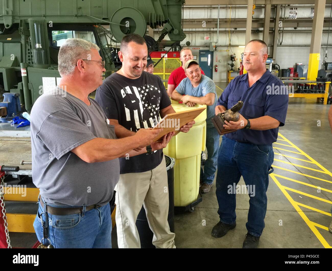 (Von vorn nach hinten) Michael Hamm (MAST), David Pastete, Robert Kilgore, James Butler, Samuel Henkel pass um den Pokal und Plakette, die Ihnen für den Generalstabschef der Armee Award für Maintenance Excellence präsentiert. Der Bereich Wartung Support Activity 147 G GRAU, Tenn., gewann die US Army Reserve Command-Ehren und Konkurrieren für die Abteilung der Armee-Award. Stockfoto