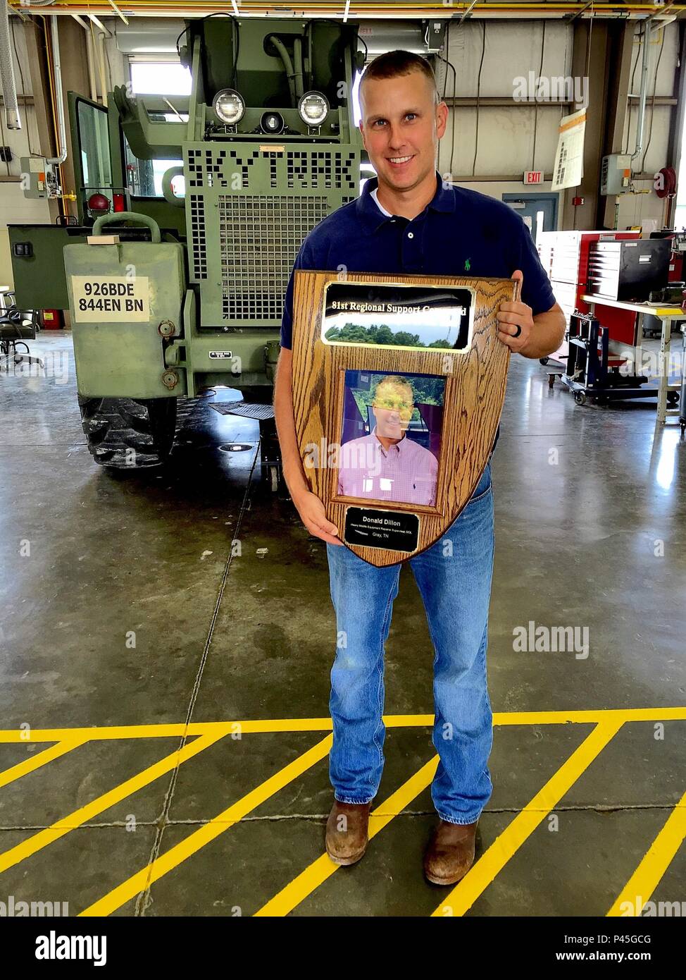 Der Bereich Wartung Support Activity (Amsa) 147 G Shop Supervisor Donald Dillon seine Plakette für 81 regionale Unterstützung Befehl Zivile des Jahres im Juni erhalten. 81. Regionale Unterstützung Befehl Direktor der Logistik Ardis Ferguson und sein Stellvertreter, Gregg Charvoz präsentiert Dillon die Auszeichnung und die Kommandeure der zivilen Auszeichnung während der Präsentation der AMSA mit dem USARC-Armee Award für Exzellenz. Stockfoto