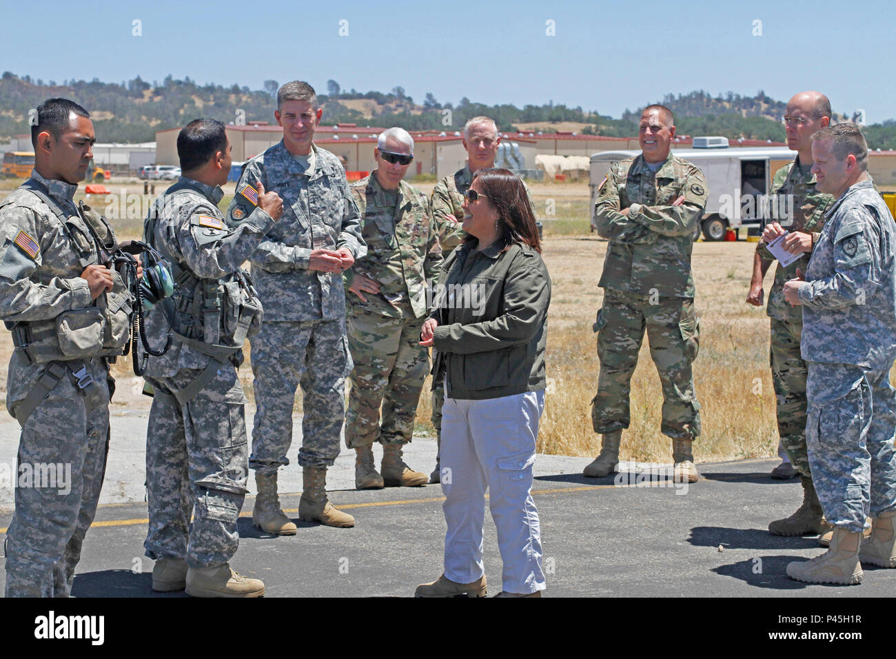 Der Herr Abgeordnete Debra S. Wada, Assistant Secretary der Armee Manpower und finden Angelegenheiten erhält eine Pre-flight Safety kurze von Sgt. 1. Klasse Marty Ortiz des5/140 th Sicherheit und Unterstützung Aviation Battalion aus Stockton, Kalifornien US National Guard. Der Flug fand während der Combat Support Training Übung 91-16-02 von der 91st Abteilung Weiterbildung am Fort Hunter Liggett, Calif. am 15. Juni 2016 bereitgestellt werden. Herr Wada wurde von Brig begleitet. Gen. Brently Weiß, Generalmajor Peter S. Lennon, Generalmajor Scottie D. Tischler und Brig. Gen. Chris R. Gentry. (Foto von 1 Lt Kevin Braafladt, Stockfoto