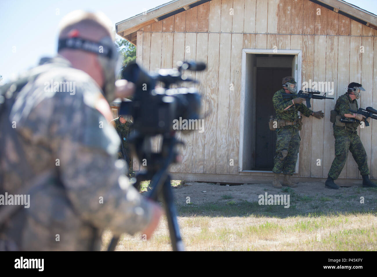 Us-Armee Soldat SPC. Austin Pearce von die 129 mobilen öffentlichen Angelegenheiten Loslösung, South Dakota der National Guard, Dokumente kanadische Soldaten der 41. kanadischen Brigade Group, Clearing Zimmer während der Städtischen patrol Schulung Lane als Teil des Goldenen Coyote übung, West Camp Schnelle, S.D., 16. Juni 2016. Die goldenen Coyote Übung ist eine dreiphasige, Szenario-driven Übung in den Black Hills von South Dakota und Wyoming, mit dem Kommandanten auf der Mission wesentliche Anforderungen der Aufgabe, Krieger Aufgaben und Übungen zu konzentrieren. (U.S. Armee Foto von SPC. Kristen Root/Freigegeben) Stockfoto