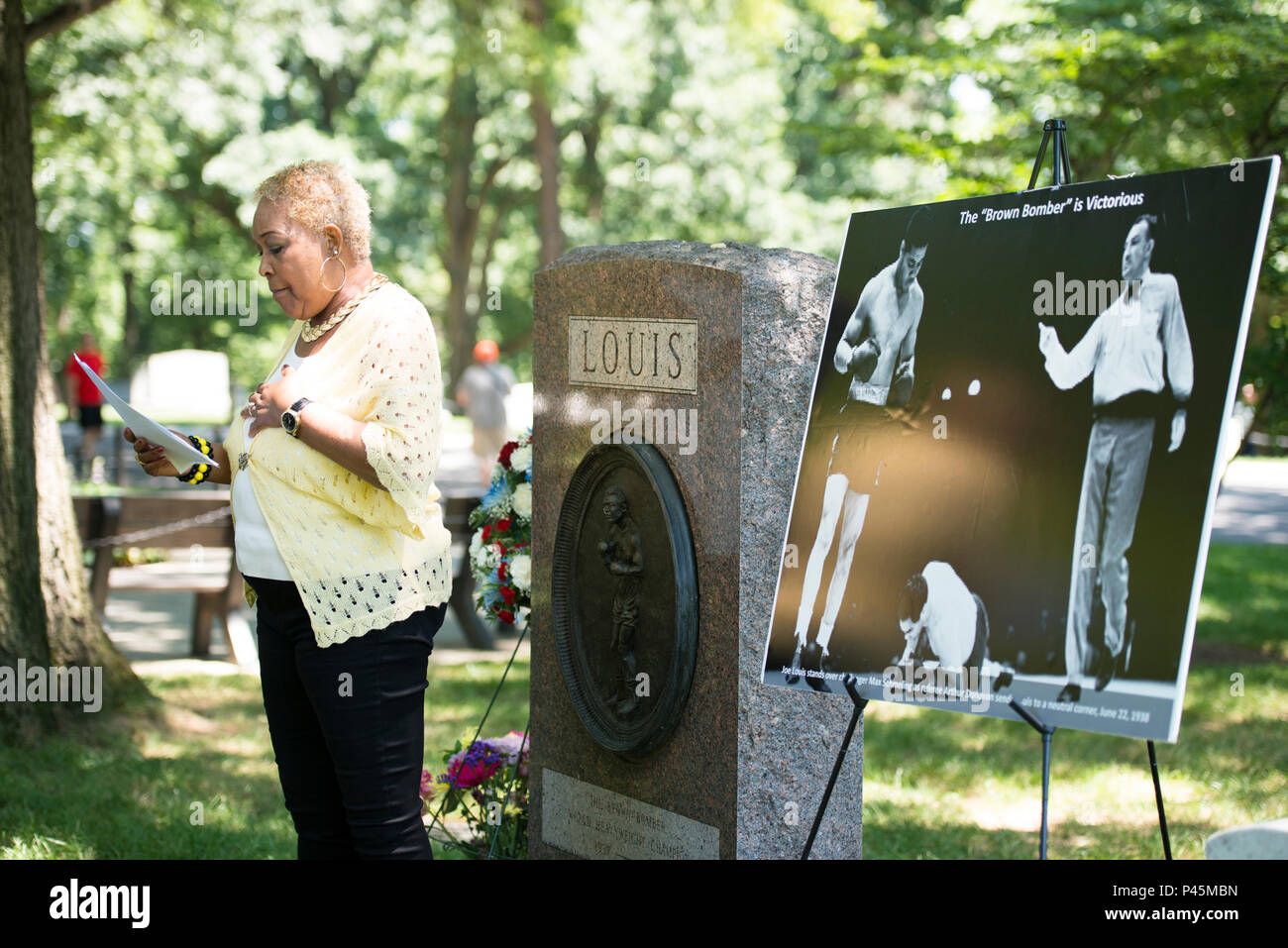 Kunigunde Courtney, Tochter von Joe Louis, liest ein Gedicht bei einer Kranzniederlegung Zeremonie zu Ehren und zu erinnern, Joe Louis" Der braune Bomber," an seinem Grab in den nationalen Friedhof von Arlington, 18. Juni 2016 in Arlington, Virginia. Die Zeremonie der Jahrestag der Joe Louis gegen Max Schmeling Kämpfe gekennzeichnet. (U.S. Armee Foto von Rachel Larue/Arlington National Cemetery/freigegeben) Stockfoto