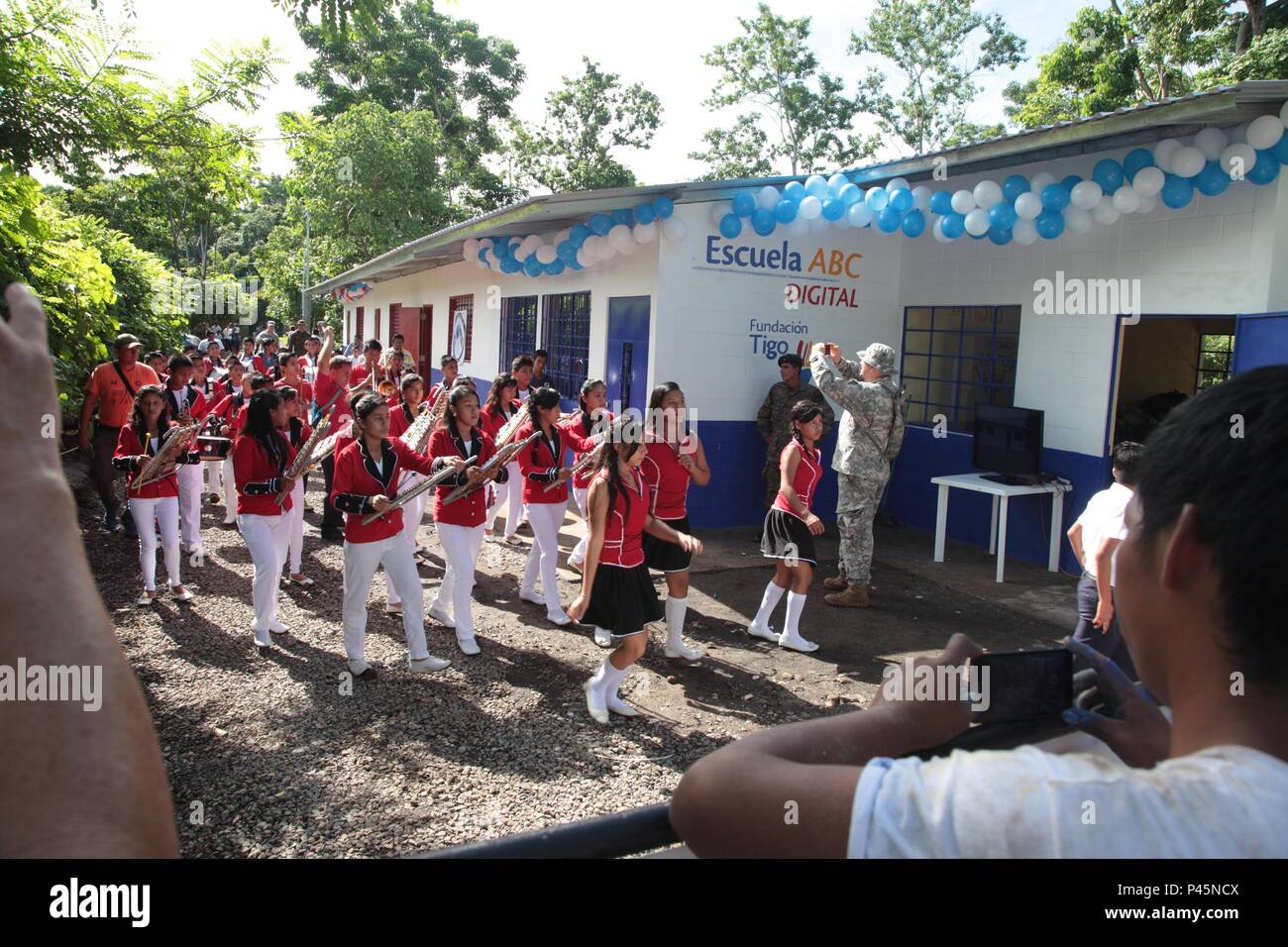 Ein guatemaltekischer Student marching band, Märsche ihren Weg in die Ribbon Cutting an der Schule in Catarina, Guatemala, 10. Juni 2016. Task Force Red Wolf und Armee nach Süden führt Humanitäre Zivile Hilfe Ausbildung taktischer Ebene Bauprojekte und medizinische Bereitschaft Übungen medizinische Zugang und den Bau von Schulen in Guatemala mit der guatemaltekischen Regierung und nicht-staatlichen Stellen von 05 Mär 16 bis 18 Apr 16 Um die Mission die Bereitschaft der US-Streitkräfte zu verbessern und einen nachhaltigen Nutzen für die Menschen in Guatemala zur Verfügung zu stellen. (U.S. Armee Foto von Pfc. William Stockfoto