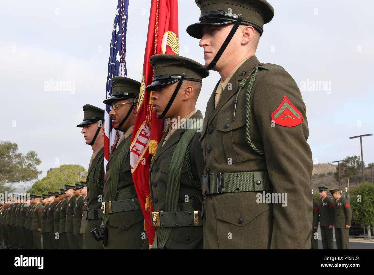 MARINE CORPS BASE CAMP Pendleton, Calif.-A Color Guard mit 5. Marine Regiment steht an Aufmerksamkeit bei einem Festakt zum Jubiläum der Einheit ausgezeichnet wurde die französische fourragere in Camp Pendleton, 30. Juni 2016. Die fourragere wurde 1918 für die Marines' Tapferkeit ausgezeichnet und steht jetzt als Symbol der Exzellenz das Regiment. (U.S. Marine Corps Foto von Pfc. Joseph Sorci/freigegeben) Stockfoto