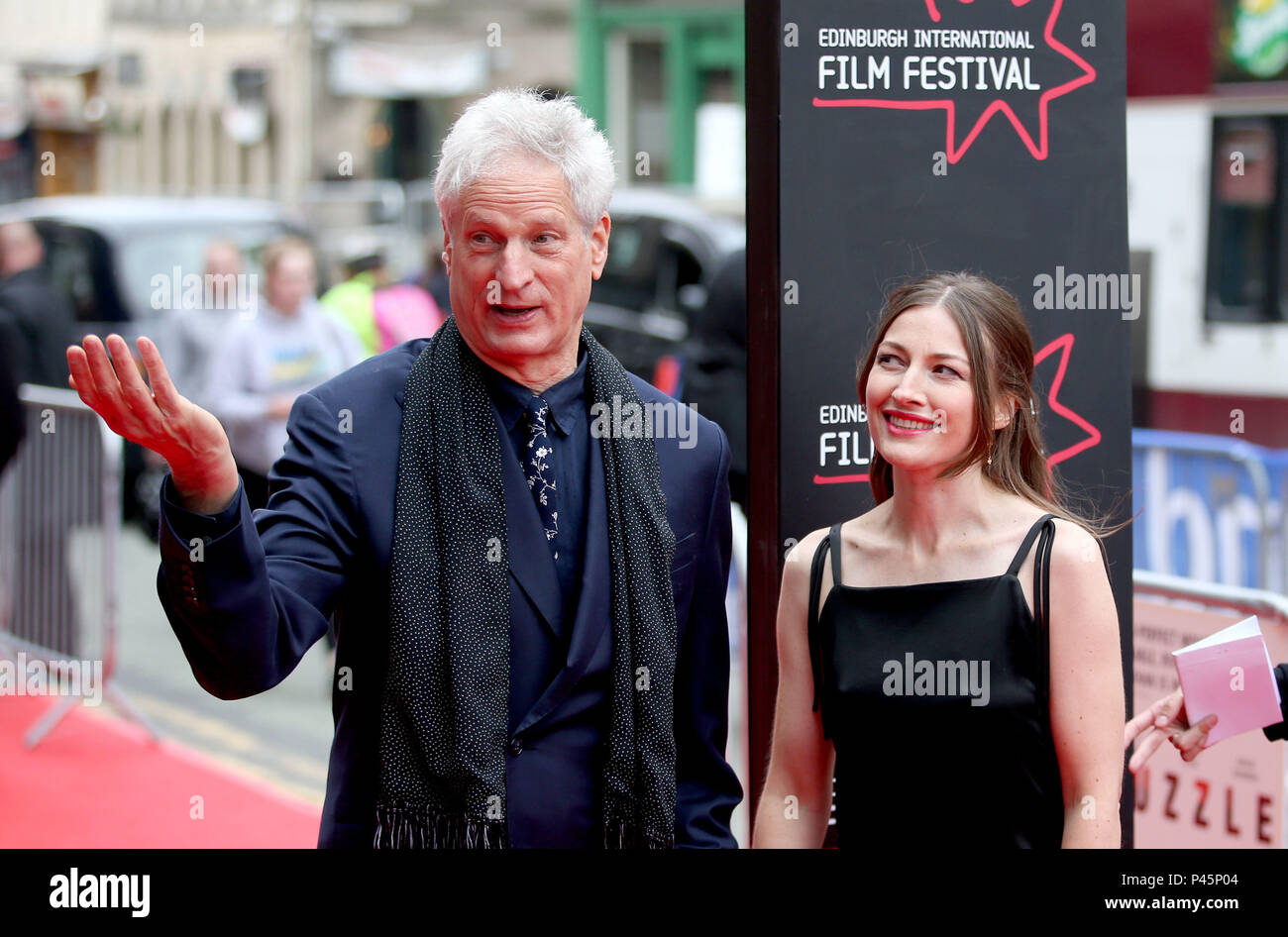 Schauspielerin Kelly Macdonald und Regisseur Marc Turtletaub ankommen auf dem roten Teppich auf dem Festival Theater, Edinburgh, für die Premiere von Puzzle in der Eröffnungsnacht des 2018 Edinburgh International Film Festival. Stockfoto