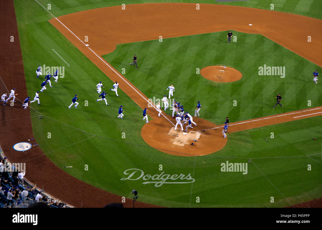 Ein Kampf ausbricht während Schwindlerspiel im Dodger Stadium Los Angeles, CA Stockfoto