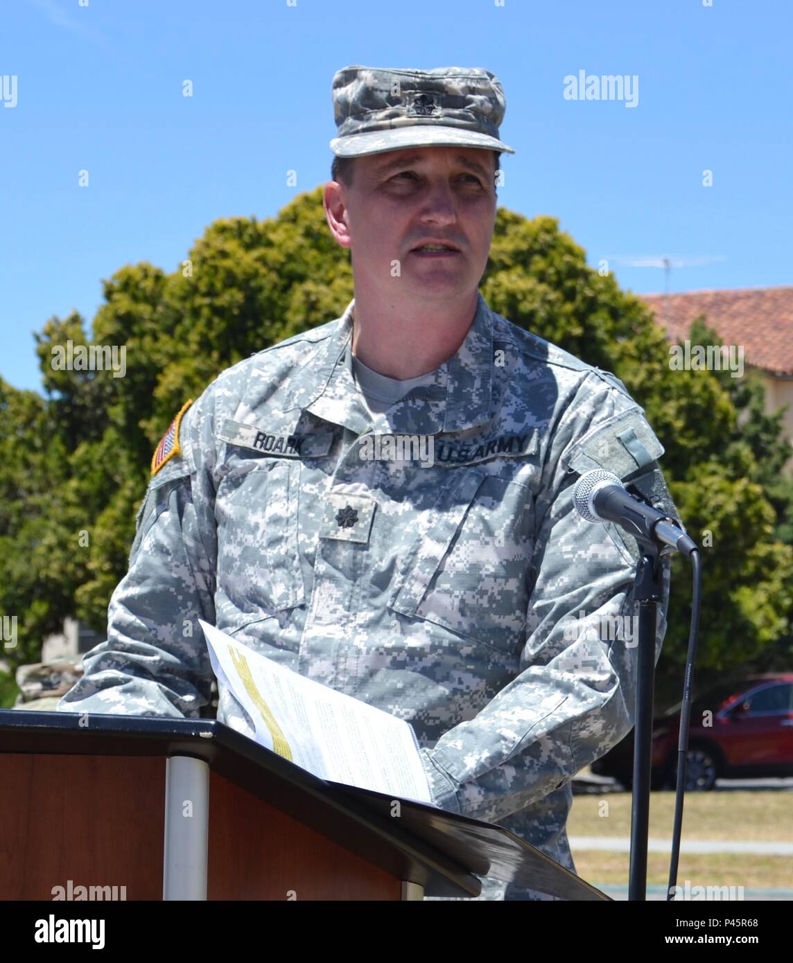 Oberstleutnant Michael A. Roark, Roseburg, Oregon native, übernahm das Kommando über die 469Th bekämpfen Sustainment unterstützt den Befehl 26. Juni, eine Änderung der Befehl Zeremonie auf dem Moffett Naval Air Station in Mountain View, Calif., wo der 63. Regionale Unterstützung Befehl befindet. Oberst Toni A. Glover, 650Th Region Support Group kommandierenden Offizier, in Las Vegas, Nevada, gelegen, war die Einheit Farben Roark von Oberst Chandra M. Roberts übertragen. Stockfoto
