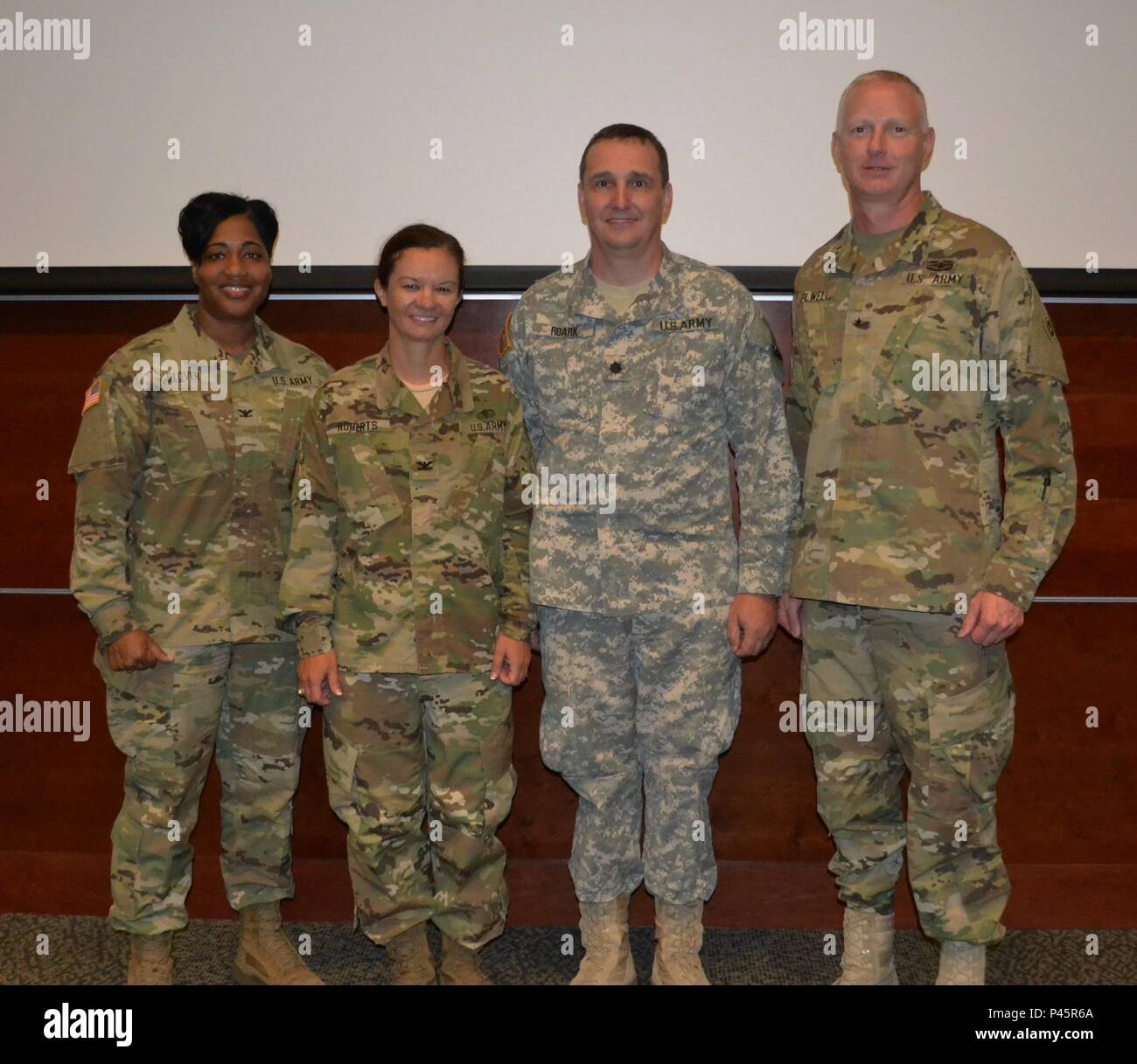 Oberst Toni A. Glover, 650Th Region Support Group kommandierenden Offizier, Oberst Chandra M. Roberts, 469Th bekämpfen Sustainment unterstützt den Befehl ausgehende Kommandeur, Oberstleutnant Michael A. Roark, eingehende 469Th CSSB Commander und Brig. General David Elwell, 311 Expeditionary Sustainment Command kommandierender General, wurden am 26. Juni vorlegen, während eine Änderung der Befehl Zeremonie auf dem Moffett Naval Air Station in Mountain View, Calif., wo der 63. Regionale Unterstützung Befehl befindet. Stockfoto