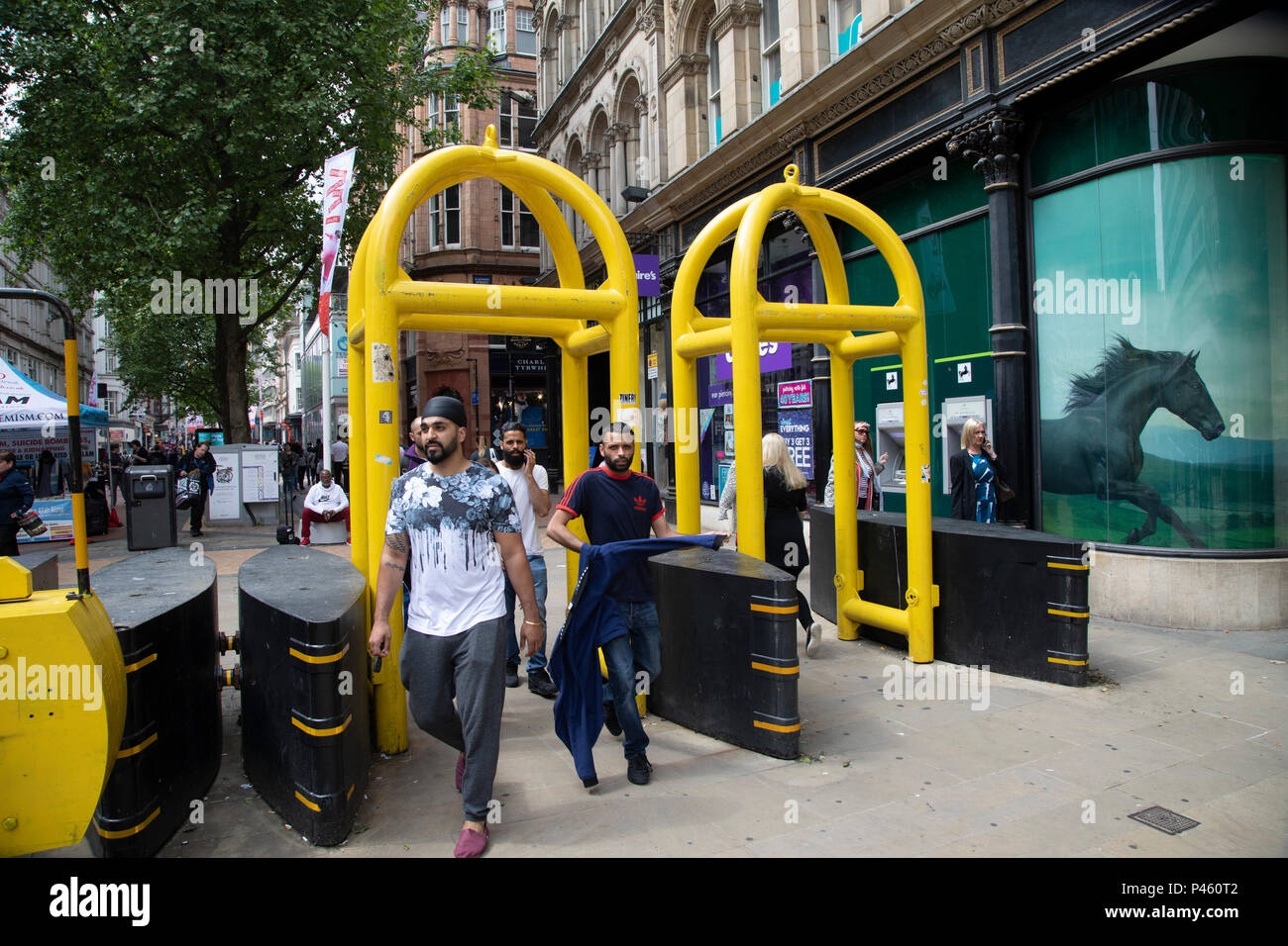 Gelb Sicherheit Sperren auf der Neuen Straße in Birmingham, Vereinigtes Königreich installiert. Diese temporären, bewegliche Barriere Systeme sind strategisch über die Stadt im Gefolge der terroristischen Bedrohungen in Orten, wo eine große Zahl von Menschen sammeln als vorbeugende Maßnahme. Stockfoto