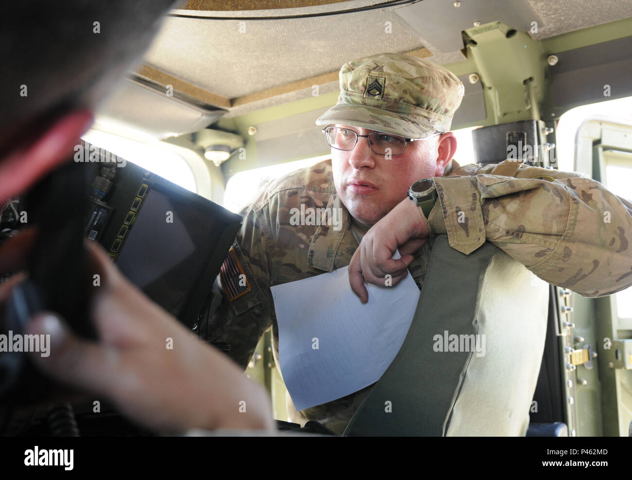 Staff Sgt. Erik Puder, 184 Sustainment Command, Lorbeer, Mississippi, leitete eine Auffrischung Klasse auf Radio Operationen mit 184 Soldaten in Fort Hood, Texas. Die Bedeutung der Kommunikation während einer Bewegung sorgt für Soldaten mit Straßenzustand und Gefahren, die die Mission auswirken können gehalten werden. Die Klasse wurde entwickelt, um grundlegende Radio betrieb Skill und Kommunikationsetikette im Radio System zur Verfügung zu stellen. (Mississippi National Guard Foto: Staff Sgt. Veronica McNabb, 184 Sustainment Command/Freigegeben) Stockfoto