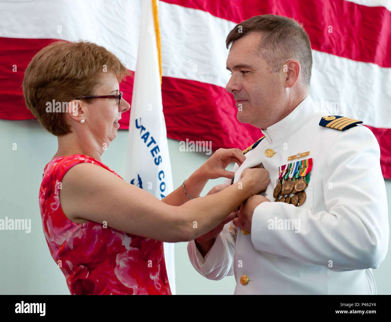 Kapitän Peter F. Martin entlastet Kapitän Brian K. Penoyer der Sektor Houston-Galveston während eines Change-of-Befehl Zeremonie am Bayport Cruise Terminal in Bayport, Texas, 17. Juni 2017. U.S. Coast Guard Foto von Petty Officer 3. Klasse Dustin R. Williams Stockfoto