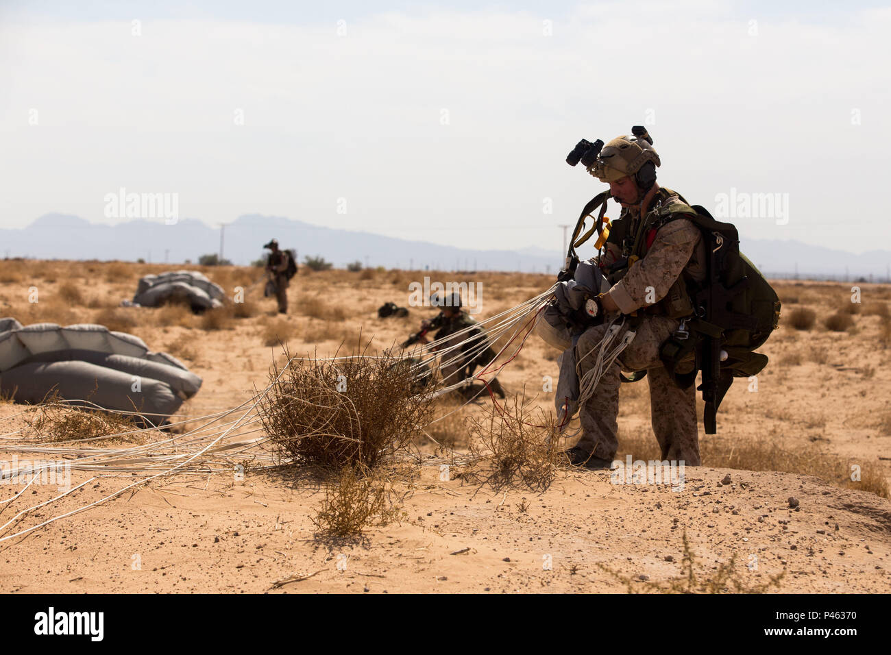 PARKER, Ariz (9. Juni 2016) - Aufklärung Marines mit maritimen Raid-Kraft, 11 Marine Expeditionary Unit, ihre fallschirme an Ihrer Landing Zone Verstauen nach einem high-Altitude, hohe - Öffnung der Insertion bei Parker, Ariz., 10. Juni 2016. Bei einer Aufklärungsmission, die Marines wird Überwachung der Landing Zone und in der Nähe von feindlichen Territorien, die die MEU und seinen Commander mit der Intelligenz notwendig Feind Präsenz und Aktivitäten zu verstehen. (U.S. Marine Corps Foto von Lance Cpl. Devan K. Gowans/Freigegeben) Stockfoto