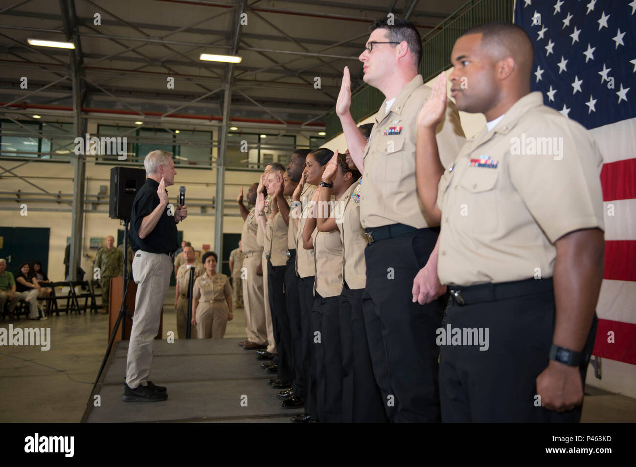 160616-N-ZE 250-061 NEAPEL, Italien (16. Juni 2016) Der Sekretär der Navy (Secnav) Ray Mabus amtiert ein reenlistment Für wählen Sie Segler während alles - Hände Anruf auf Naval Support Activity Neapel Juni 16, 2016. Mabus besucht Große grüne Flotte in Europa, dessen Höhepunkt wird eine Italienische öler tanken USS Mason (DDG87) mit einer erweiterten alternative Kraftstoff gehören. Der große Grüne Flotte Initiative soll unsere Matrosen und Marines warfighters, besser in der Lage, weiter zu gehen, bleiben länger und mehr Feuerkraft liefern zu machen. (U.S. Marine Foto von Mass Communication Specialist 3. Klasse Wes Stockfoto