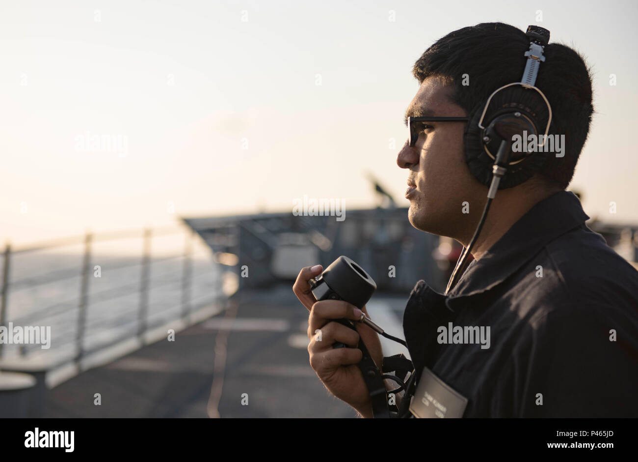 160627-N-oder 652-029 MITTELMEER (27. Juni 2016) - Innere Kommunikation Elektriker Seaman Apprentice Sham Kumar, der Geführten zugeordnet - missile Cruiser USS San Jacinto (CG56), Tests einen batterielosen Telefon vor eine Auffüll-anforderung-auf-See mit dem schnellen Combat support ship USNS Arktis (T-AOE8). San Jacinto, eingesetzt als Teil der Eisenhower Carrier Strike Group, ist die Durchführung von naval Operations in den USA 6 Flotte Bereich der Maßnahmen zur Unterstützung der US-amerikanischen nationalen Sicherheitsinteressen in Europa. (U.S. Marine Foto von Mass Communication Specialist 3. Klasse J. Alexander Delgado/Freigegeben) Stockfoto