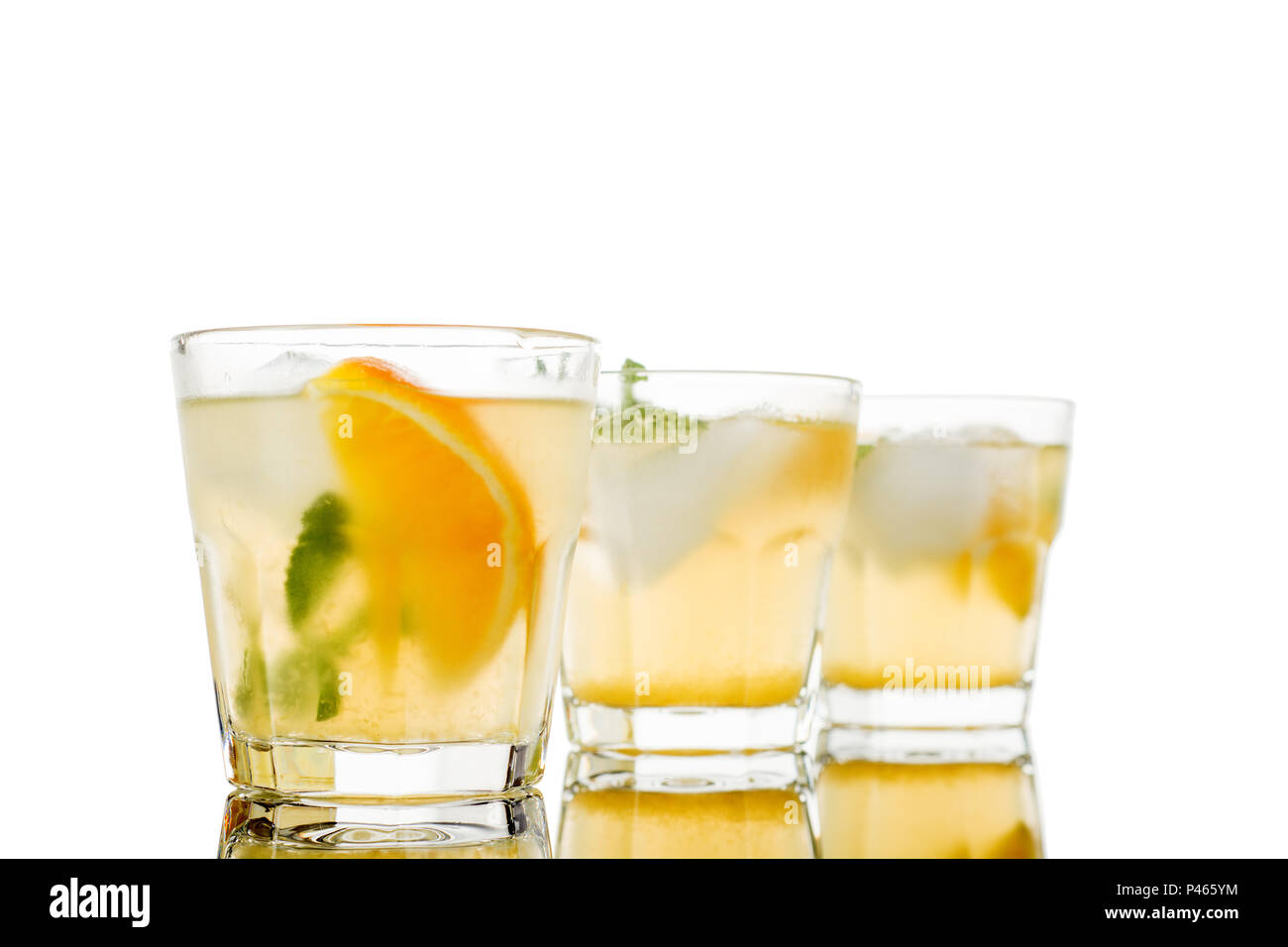 Im Sommer trinken. Citrus Limonade mit Minze und Eis auf weißem Hintergrund. Stockfoto