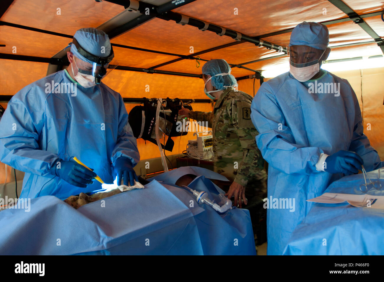 Soldaten der 160., OP-Team, FST zugewiesen sind, Fielding ein neues Konzept, das Brechen ihres Personals in kleinere Elemente, die immer noch für chirurgische Fähigkeiten erlauben. Ihre erste fielding Versuch wurde zur Unterstützung der Übung Anaconda 2016 in Chelmno, Polen. Anakonda 16 ist ein polnisch-led, gemeinsame multinationale Übung in Polen Juni 7-17. Stockfoto