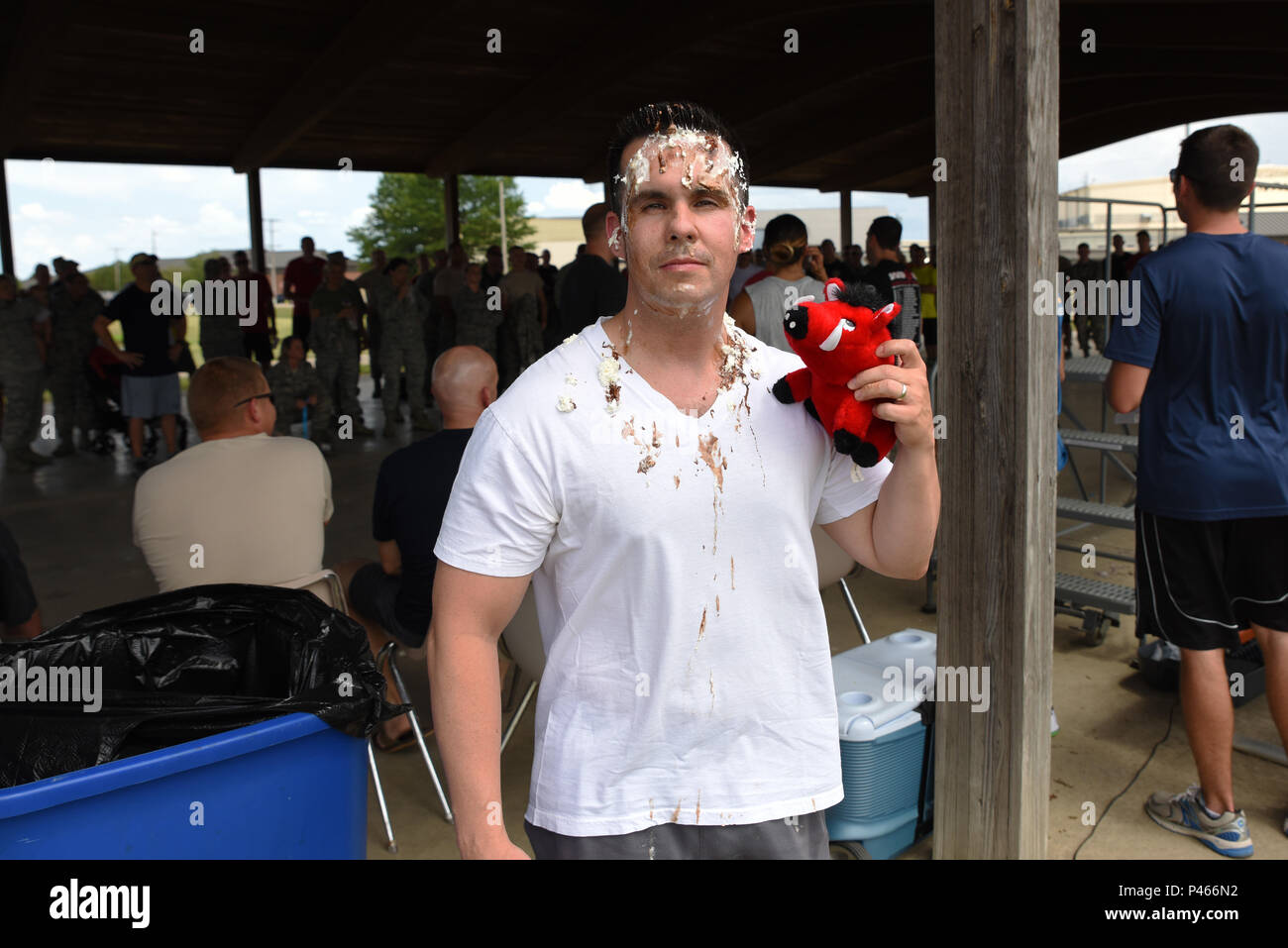 Maj. Heath Allen, 188 Sicherheitskräfte Squadron Commander, hält die 188 öffentlichen Angelegenheiten Maskottchen, Razorback Rick, während ein fundraiser Juni 26, 2016, nach dem Bohren, um Geld für die base pool Ebbing Air National Guard Base, Fort Smith, Arche Flieger zu heben raffle Tickets für eine Chance, ihre kommandeure Torte gekauft, die über 3.000 $, um den Pool für Flieger und ihre Familien unterstützen. (U.S. Air National Guard Foto von älteren Flieger Matthew Matlock/Freigegeben) Stockfoto