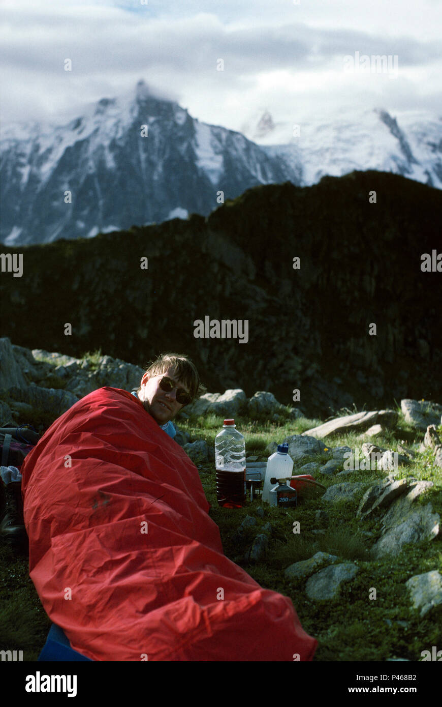 Ein Camper wacht nach einer durchzechten Nacht ohne Zelt in den Französischen Alpen Stockfoto