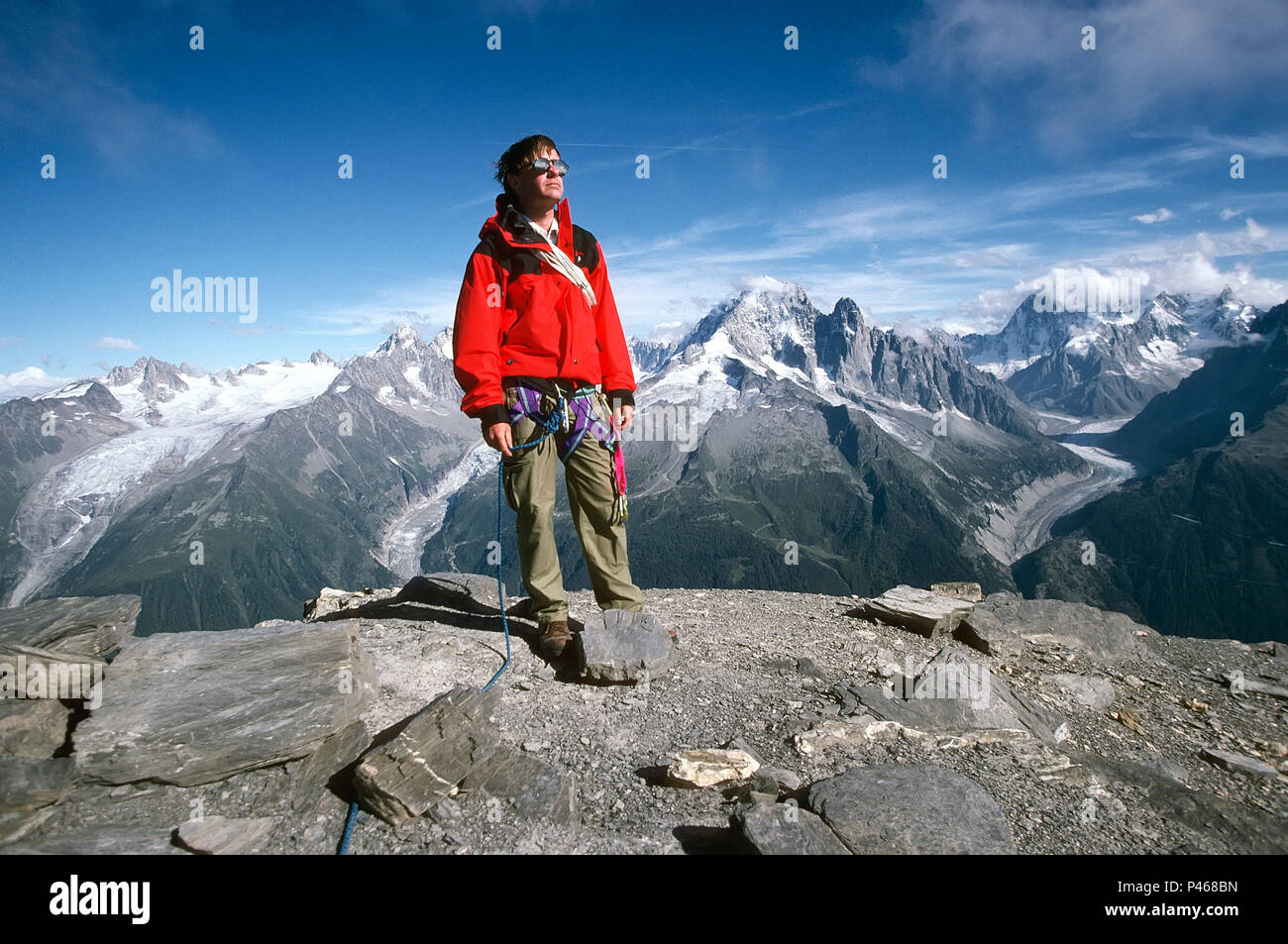 Ein Bergsteiger auf dem Gipfel der Aiguille de la Belvedere in den Alpen von Chamonix, Frankreich Stockfoto