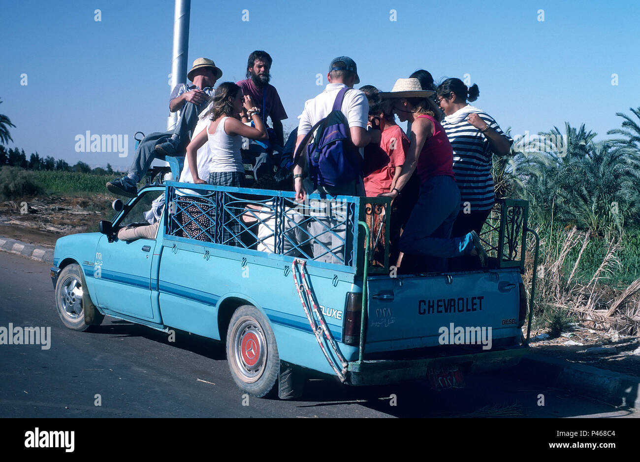 Touristen zusammengepfercht in, der in der Rückseite eines alten Pickup in Ägypten Stockfoto