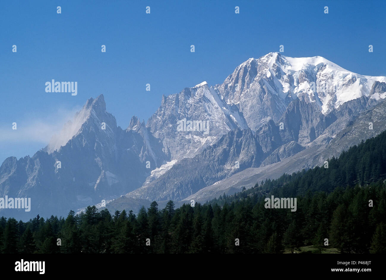 Die volle Länge des Peuteret Ridge auf der italienischen Seite des Mont Blanc, mit der Aiguilles Noire und Blanche und die Säulen des Peuteret Stockfoto