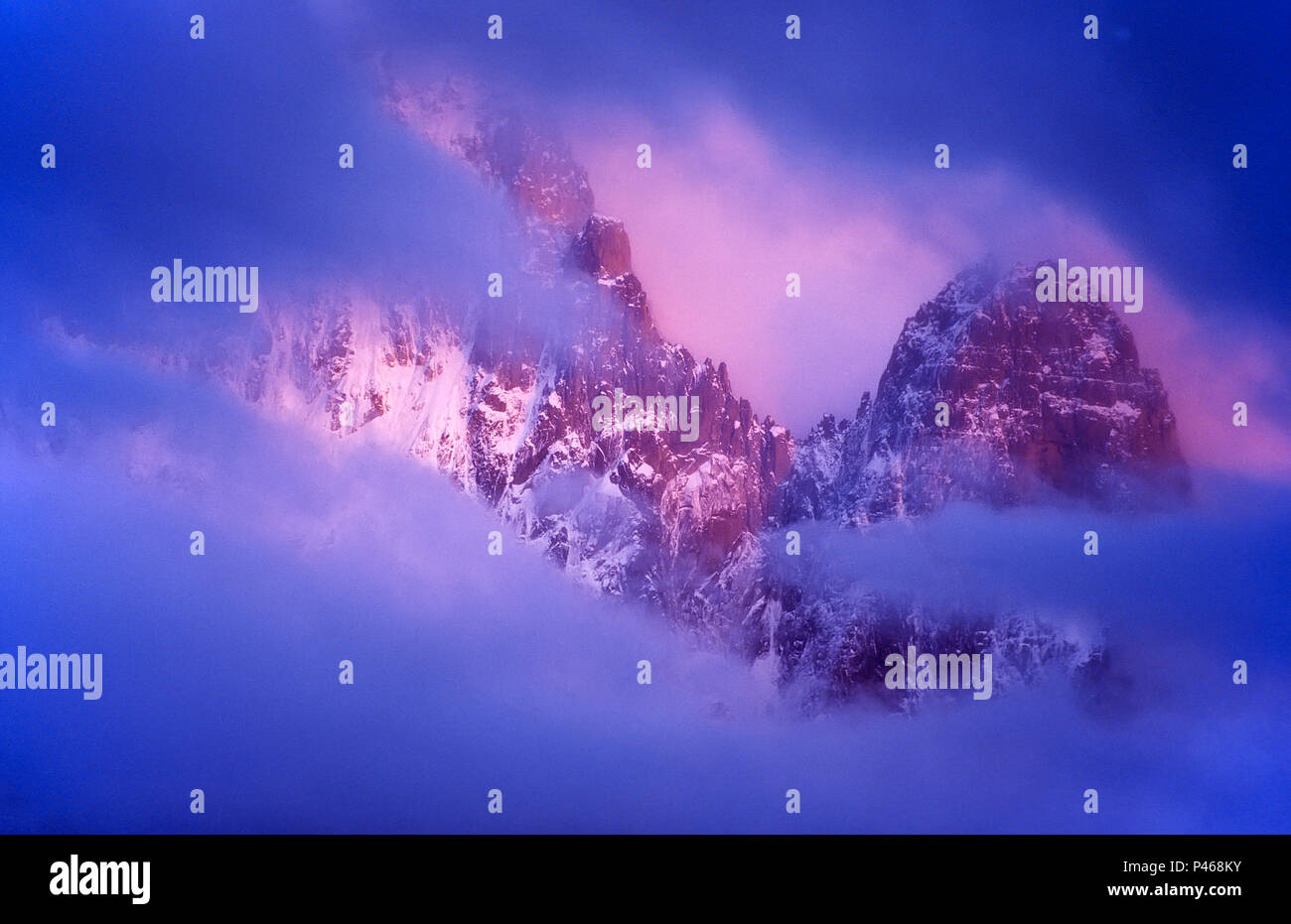 Eine Lücke in den Abend cloud offenbart herrliche Abendlicht auf der Nordwand der Aiguille de Dru in den Französischen Alpen, Chamonix, Frankreich Stockfoto