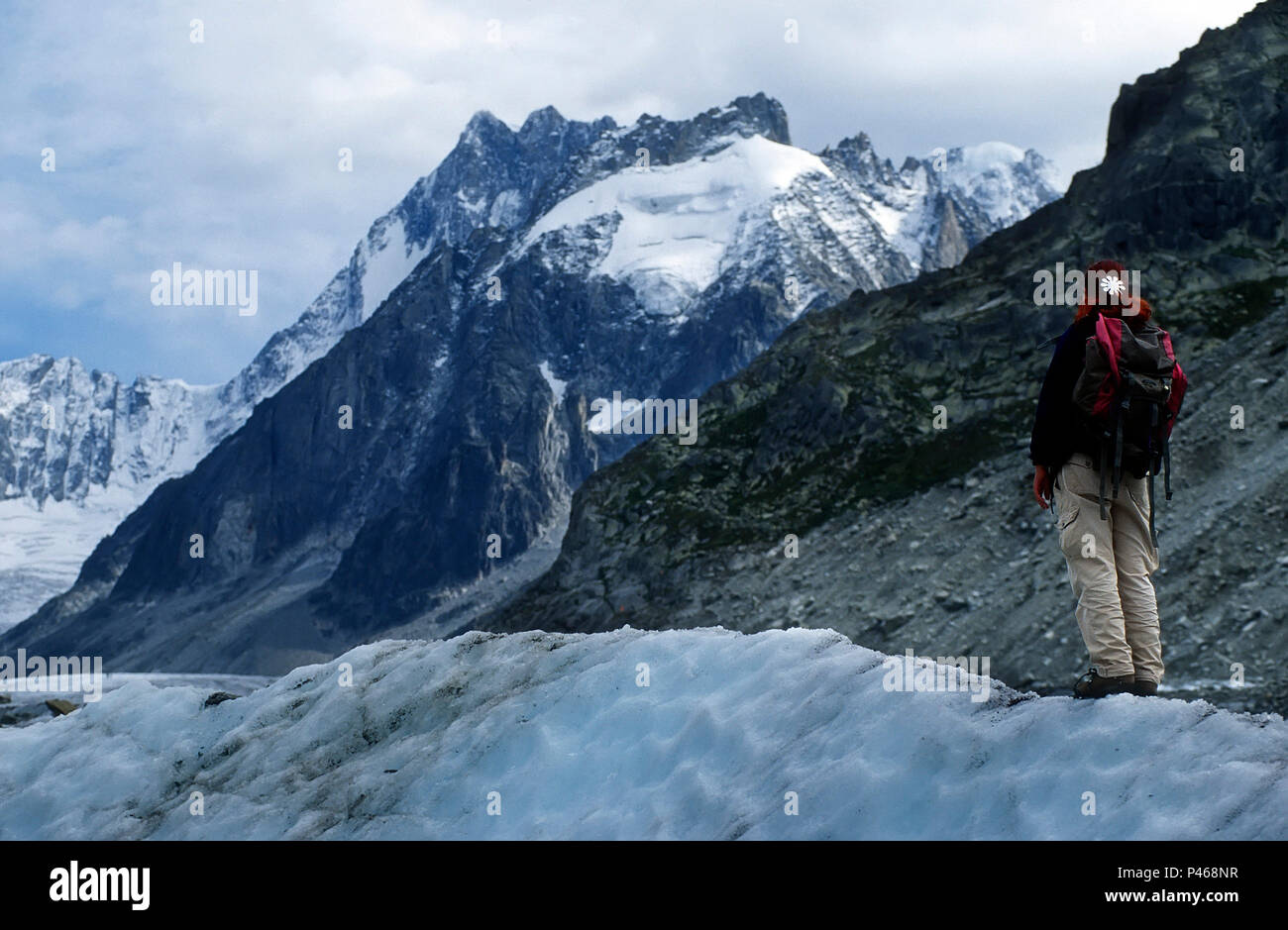 Eine junge Frau auf das Mer de Glace in Chamonix. Stockfoto