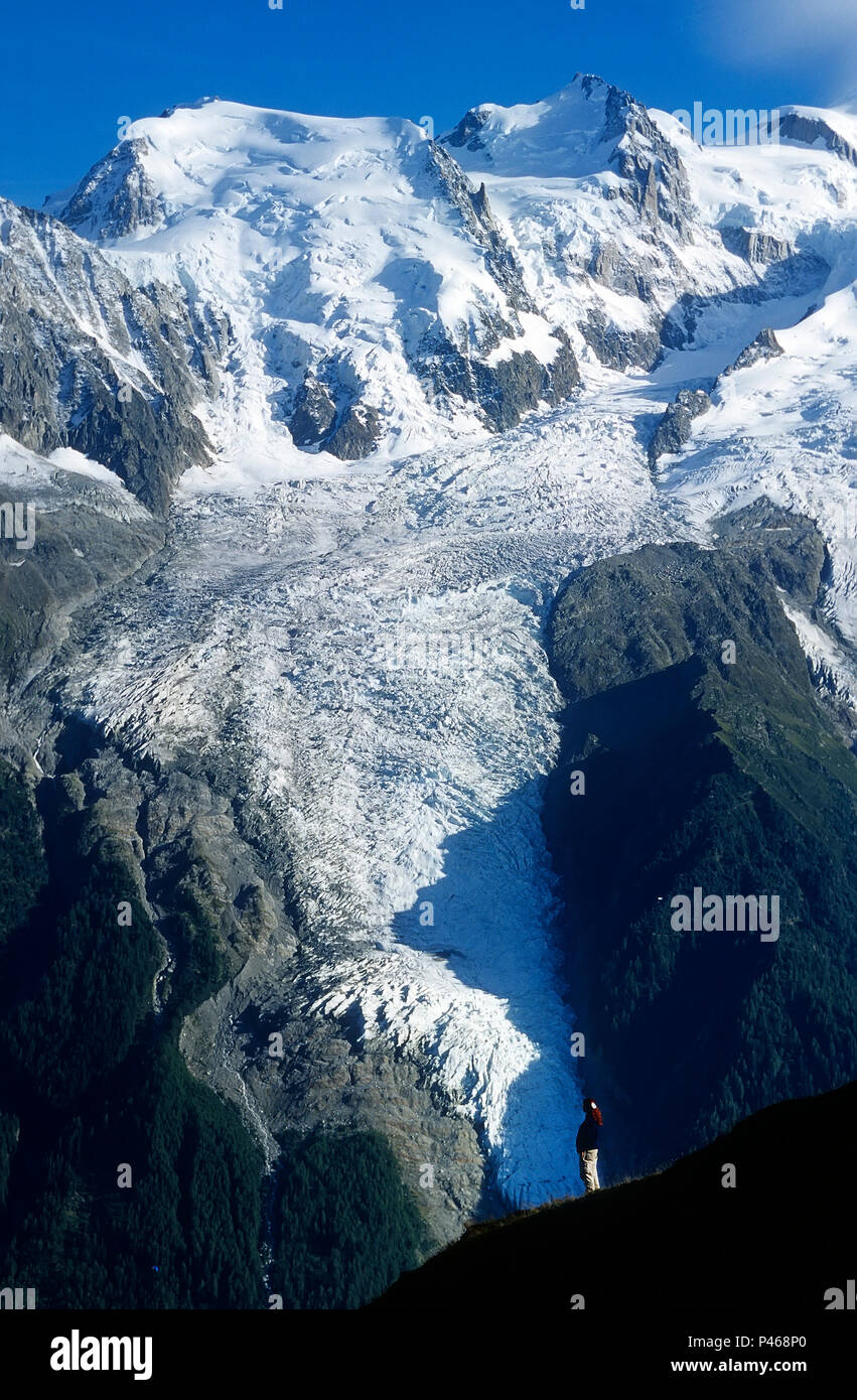 Ein entfernter Abbildung auf einem Hügel bewundern Sie das Panorama des Mont Blanc, Chamonix, Frankreich. Stockfoto