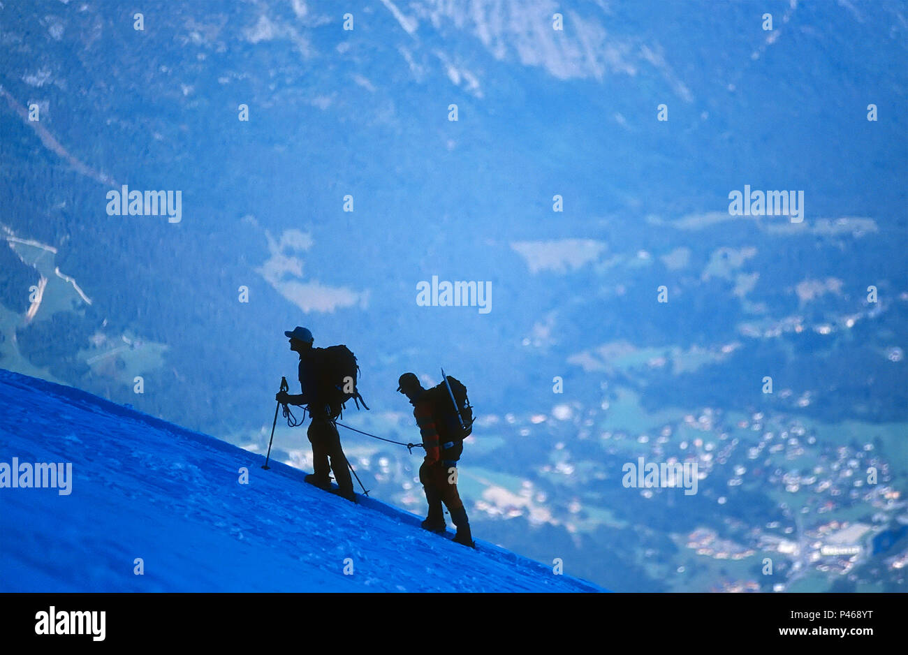 Eine Gruppe von alpine Bergsteiger hohe am Mont Blanc Du Tacul in den Französischen Alpen in Chamonix. Stockfoto