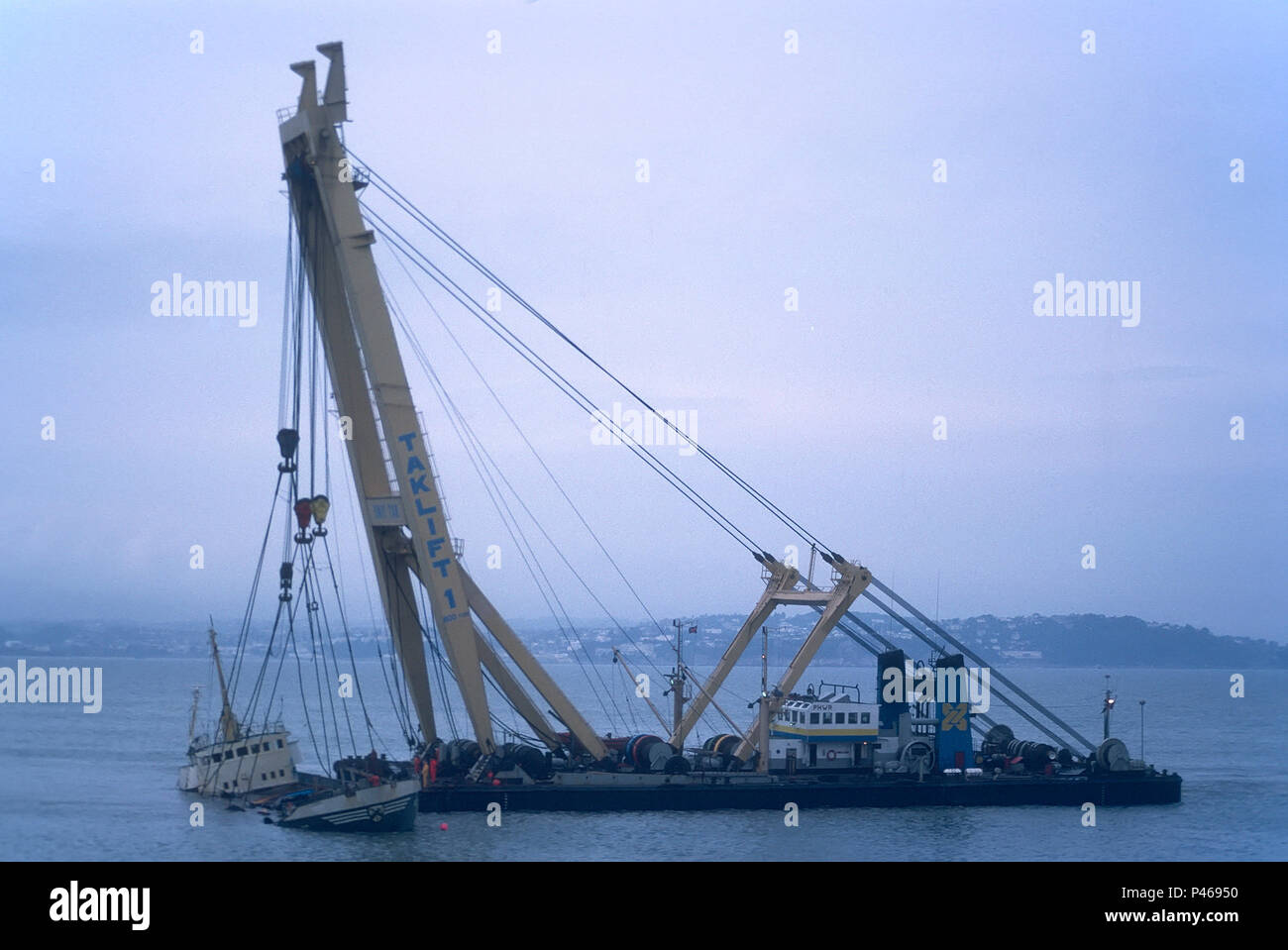 Eine Marine Rescue Behälter Anheben eines versunkenen Schiff in Torbay, South Devon, England Stockfoto