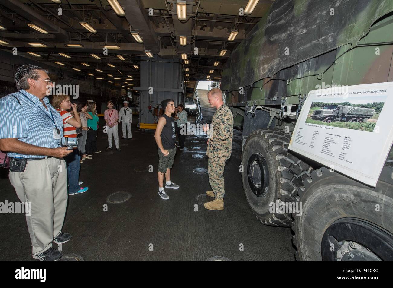 BALBOA, Panama (Jun. 27, 2016) - Marine Lance Cpl. Joshua Cameroni erklärt die Funktionen der ein sieben Tonnen MK 27 A1 Extended Bett Cargo Truck zu einem Panamaschen Besucher während einer Tour von Harper's Ferry-Klasse dock Landung Schiff USS Oak Hill (LSD 51). Die jüngste Erweiterung des Panamakanals gedenken, Oak Hill ist die Durchführung einer port Besuch im Balboa und gehostete einen Empfang für lokale Beamte und Diplomaten aus den USA und Partner im Handel. Oak Hill ist an die US-Flotte Verantwortungsbereich eingesetzt. (U.S. Marine Foto von Mass Communication Specialist 3. Klasse Desmond Parks/freigegeben) Stockfoto