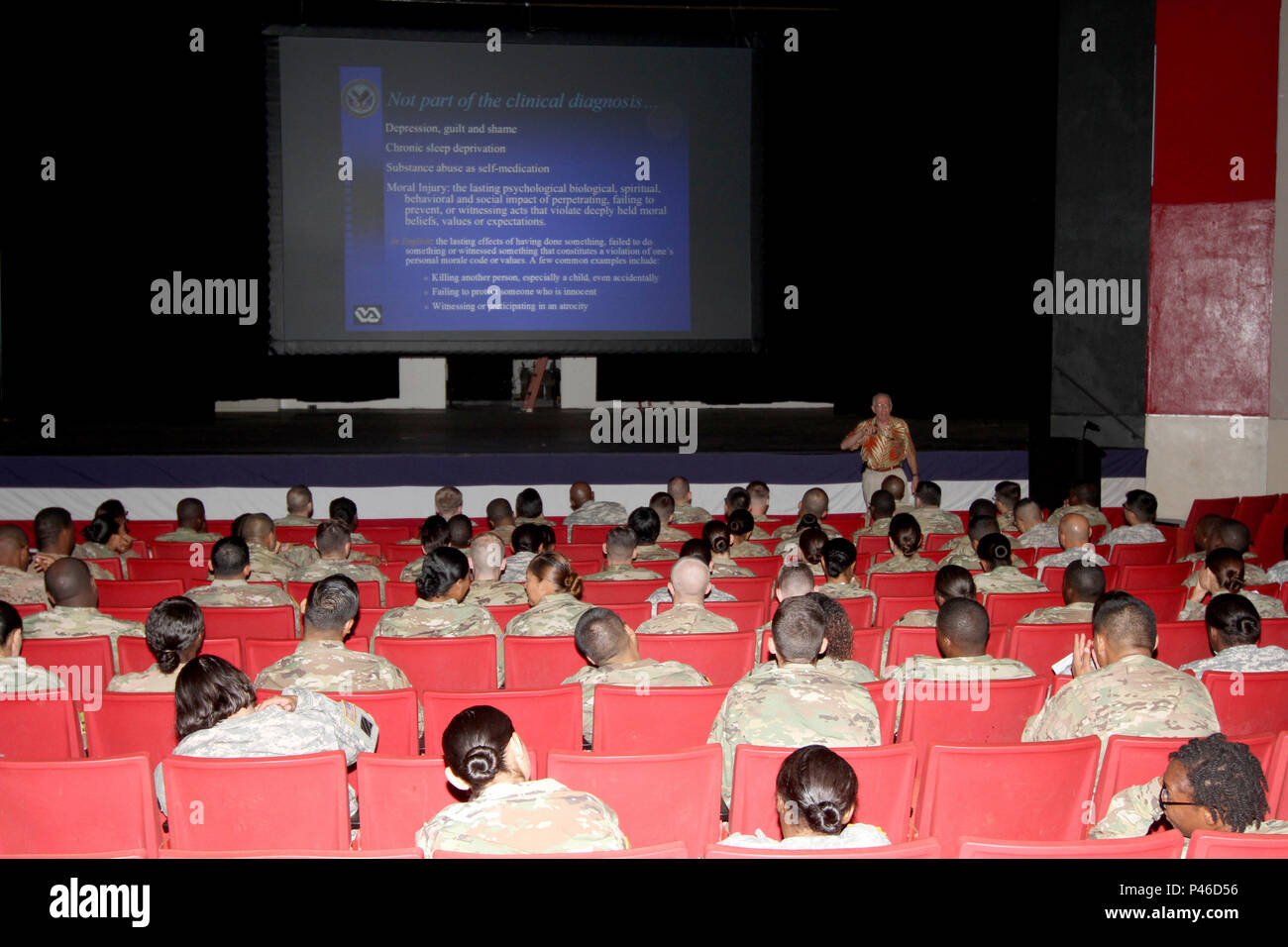 Pensionierter Navy Capt., Dr. Kenneth A. Hirsch, Leiter der traumatischen Stress recovery Programm an der Veteran Affairs Pazifische Inseln Health Care System, spricht mit den Soldaten des 8. Theater Sustainment Command über Posttraumatische Belastungsstörungen Bewußtsein Tag 30. Juni an Ricahrdson Theater, Fort Shafter, Hawaii. (Foto von Sgt. Jon Heinrich, 8. TSC Public Affairs/freigegeben) Stockfoto