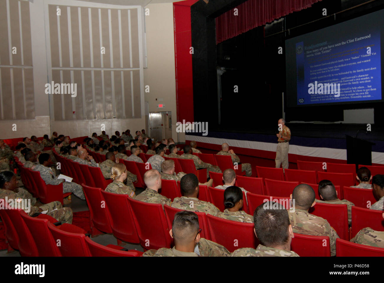 Pensionierter Navy Capt., Dr. Kenneth A. Hirsch, Leiter der traumatischen Stress recovery Programm an der Veteran Affairs Pazifische Inseln Health Care System, spricht mit den Soldaten des 8. Theater Sustainment Command über Posttraumatische Belastungsstörungen Bewußtsein Tag 30. Juni an Ricahrdson Theater, Fort Shafter, Hawaii. (Foto von Sgt. Jon Heinrich, 8. TSC Public Affairs/freigegeben) Stockfoto