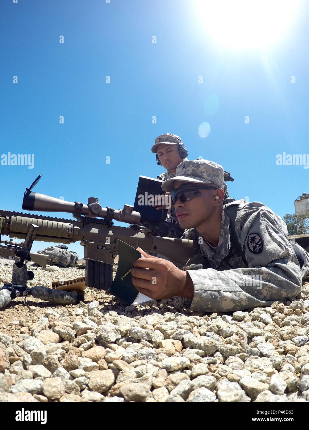 Soldaten von 1-294 th Infanterie Regiment conduct Sniper training Juni 13, 2016 im Camp Roberts, Kalifornien. 1-294 th Infanterie Regiment wird die Teilnahme an Exportierbar Kampftraining Fähigkeit im Camp Roberts. XCTC Züge der Feuerwehr - sortierte Elemente in Infanterie Taktik für die Bereitstellung. Die Ausbildung beinhaltet auch eine Sitzung für Kommandanten die Ausbildung Mängel, für ihre Einheiten zu bewerten. Stockfoto