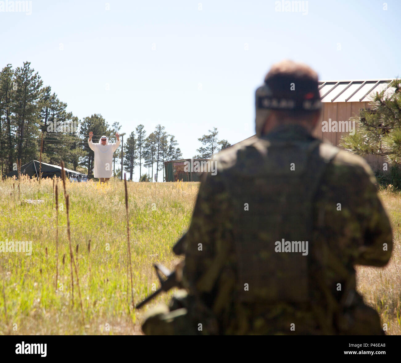 Kanadische Armee Master Cpl. Ryan Cuncannon des Königs eigenen Calgary Regiment, Uhren wie eine entgegengesetzte Kraft übergibt als Teil der Goldenen Coyote 2016, Rapid City, S.D., 16. Juni 2016. Die goldenen Coyote Übung ist eine dreiphasige, Szenario-driven Übung in den Black Hills von South Dakota und Wyoming, mit dem Kommandanten auf der Mission wesentliche Anforderungen der Aufgabe, Krieger Aufgaben und Übungen zu konzentrieren. (U.S. Armee Foto von SPC. Pernell Ports/Freigegeben Stockfoto