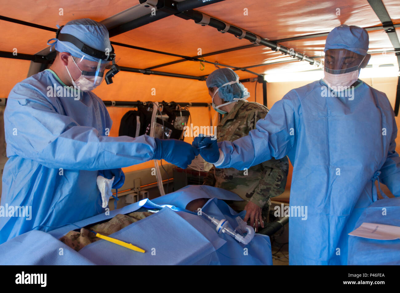 Soldaten der 160., OP-Team, FST zugewiesen sind, Fielding ein neues Konzept, das Brechen ihres Personals in kleinere Elemente, die immer noch für chirurgische Fähigkeiten auf dem Schlachtfeld. Für diese spezifische Ausbildung, verwendete das Team eine 5-Tonnen-LKW für den Transport und die modulare Op. Ihre erste fielding Versuch wurde zur Unterstützung der Übung Anaconda 2016 in Chelmno, Polen, das ist eine polnische-led, gemeinsame multinationale Übung in Polen Juni 7-17. Stockfoto