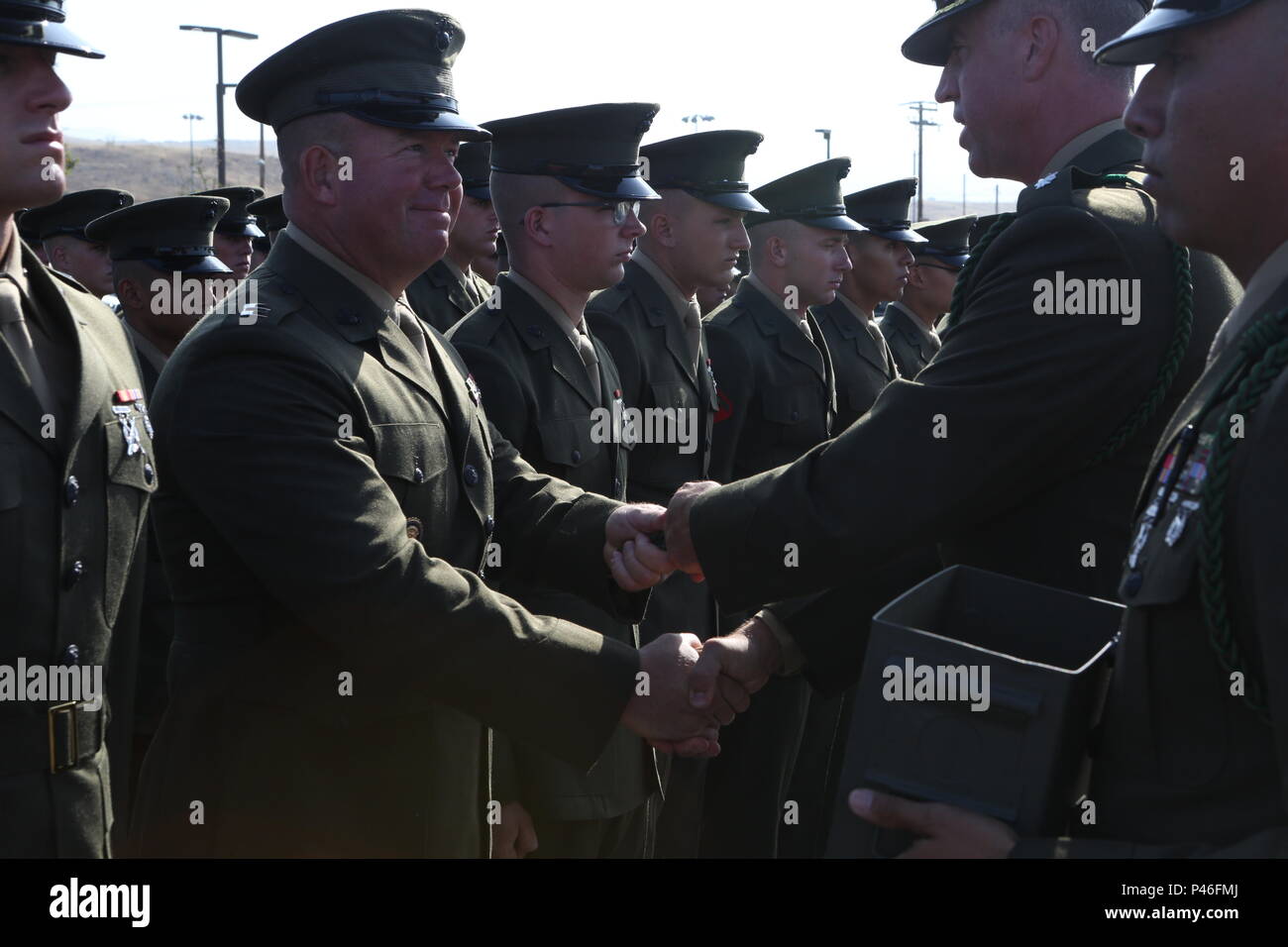 MARINE CORPS BASE CAMP Pendleton, Calif.-Oberstleutnant Hunter Rawlings, kommandierender Offizier für 3rd Battalion, 5th Marine Regiment gibt Oberstleutnant Bradley Speer, der 3., 5. Marine Regiment, 1st Marine Division Kaplan, seine französischen fourragere während einer Zeremonie in Camp Pendleton am 30. Juni 2016. 5 Marines ist eine von zwei Regimenter ermächtigt, die Französischen fourragere für Maßnahmen, die während des Ersten Weltkrieges die Zeremonie der Marines Engagement zur Wahrung der reichen Geschichte der Bekämpfung der Fünften betonte zu tragen. (U.S. Marine Corps Foto von Pfc. Joseph Sorci/freigegeben) Stockfoto