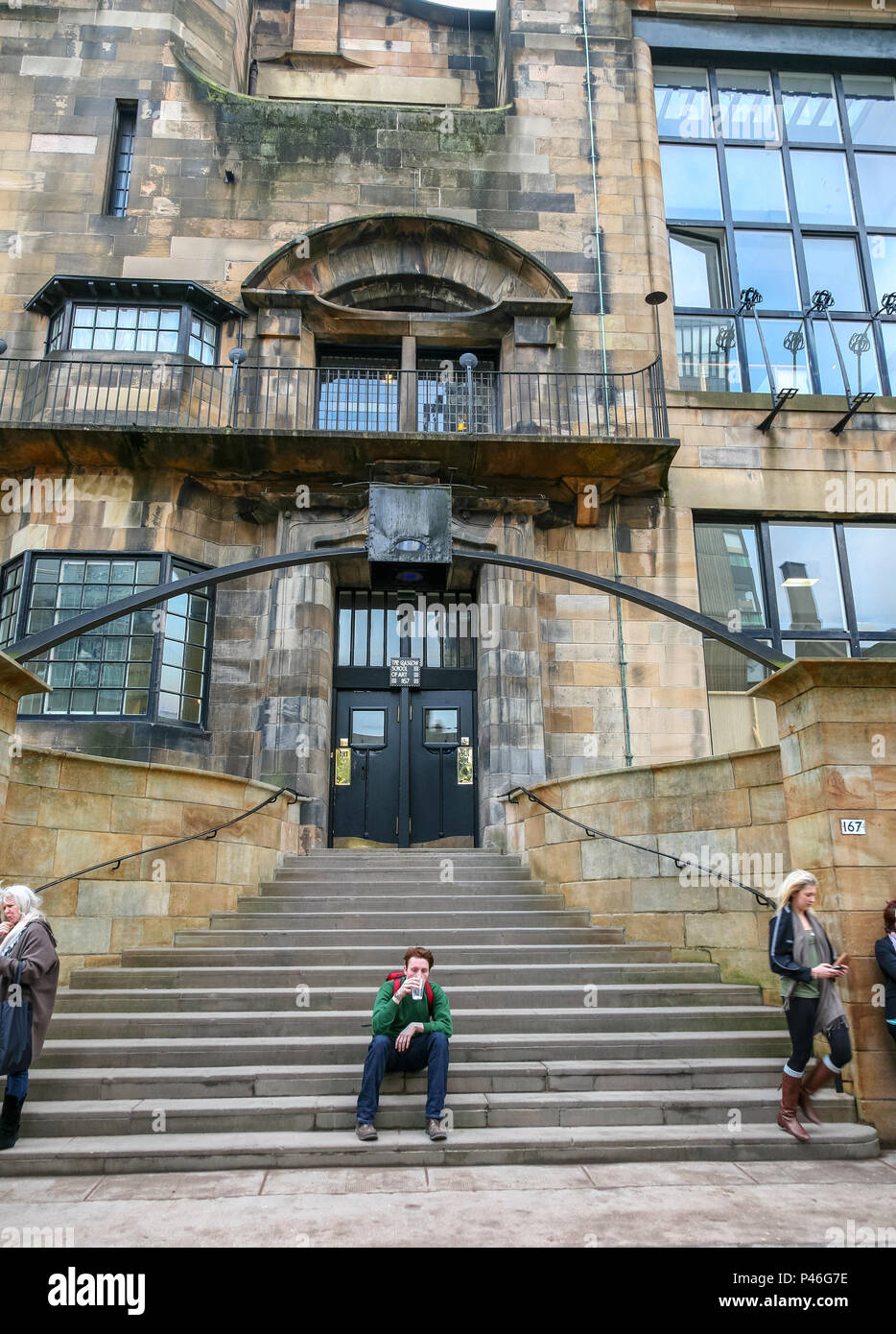 Foto genommen, bevor das Feuer von der Tür und Eingang des Charles Rennie Mackintosh Glasgow School of Art, Glasgow, Schottland, Großbritannien Stockfoto