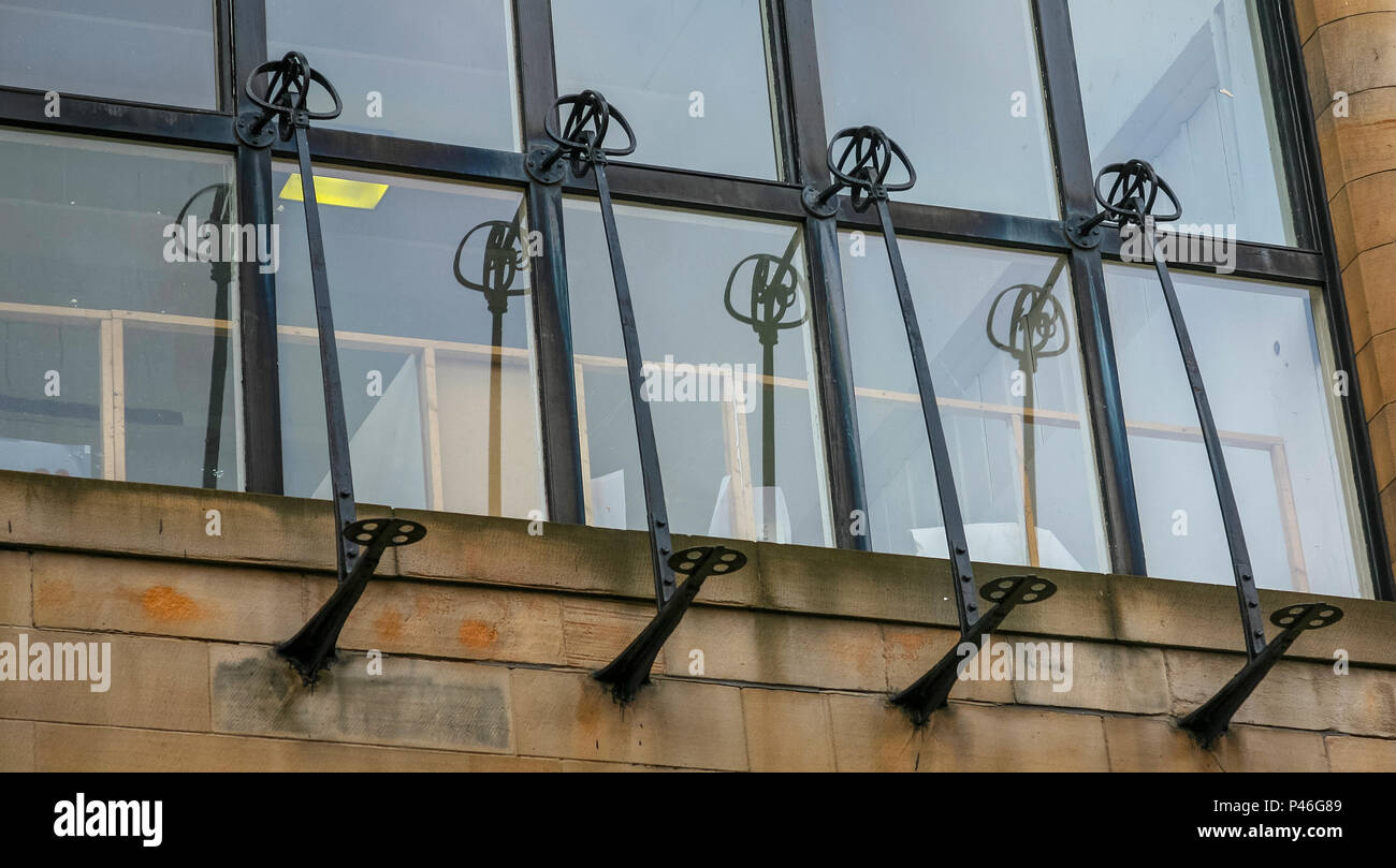 Foto genommen, bevor die Feuer der dekorative Schmiedearbeiten zum Charles Rennie Mackintosh Glasgow School of Art, Glasgow, Schottland, Großbritannien Stockfoto