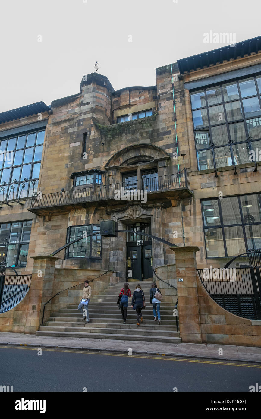 Foto genommen, bevor das Feuer von der Tür und Eingang des Charles Rennie Mackintosh Glasgow School of Art, Glasgow, Schottland, Großbritannien Stockfoto