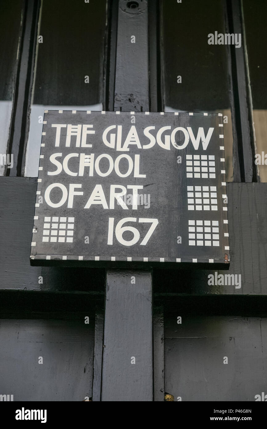 Foto genommen, bevor die Feuer der Schild über dem Eingang des Charles Rennie Mackintosh Glasgow School of Art, Glasgow, Schottland, Großbritannien Stockfoto