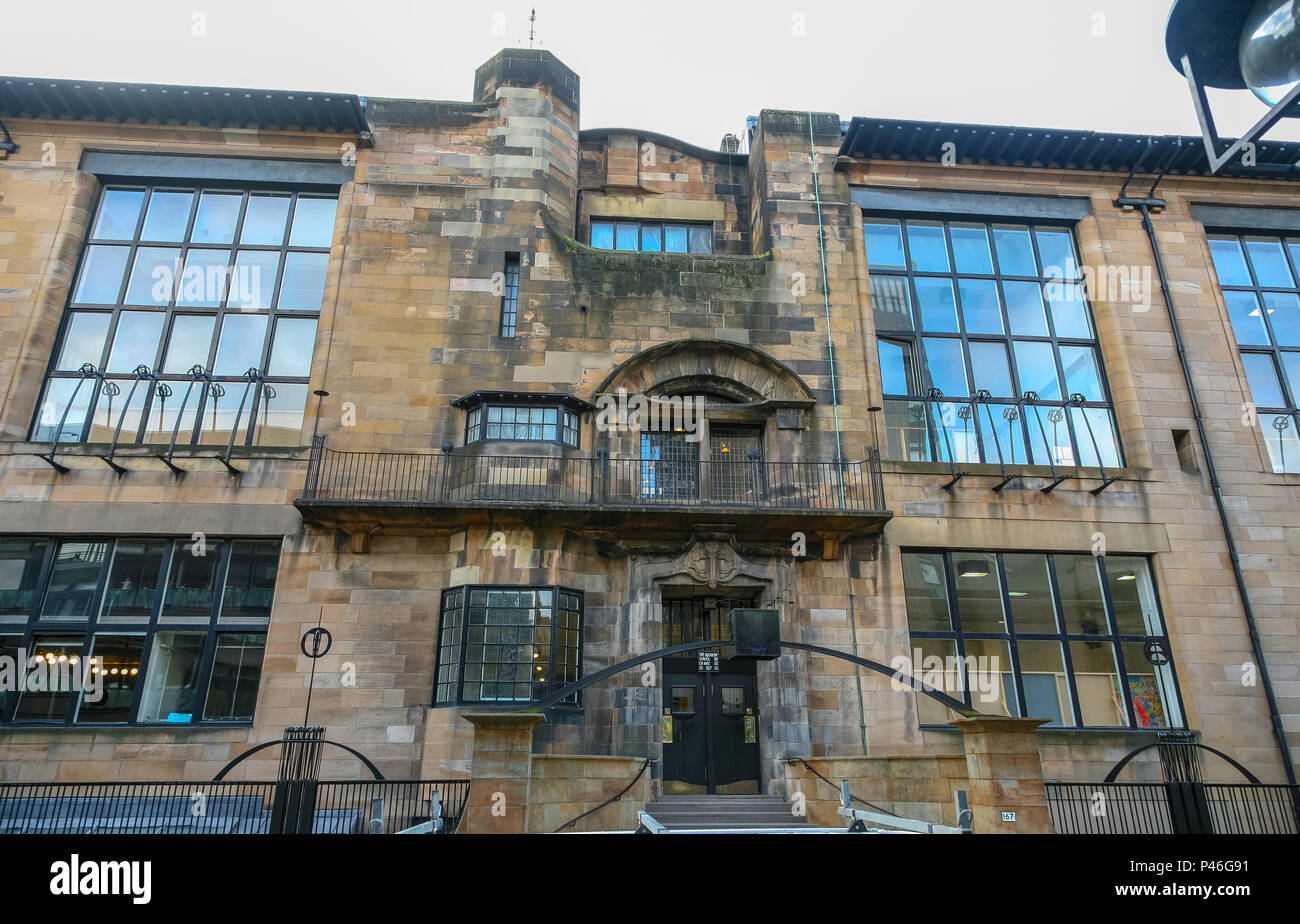 Foto genommen, bevor das Feuer von der Tür und Eingang des Charles Rennie Mackintosh Glasgow School of Art, Glasgow, Schottland, Großbritannien Stockfoto